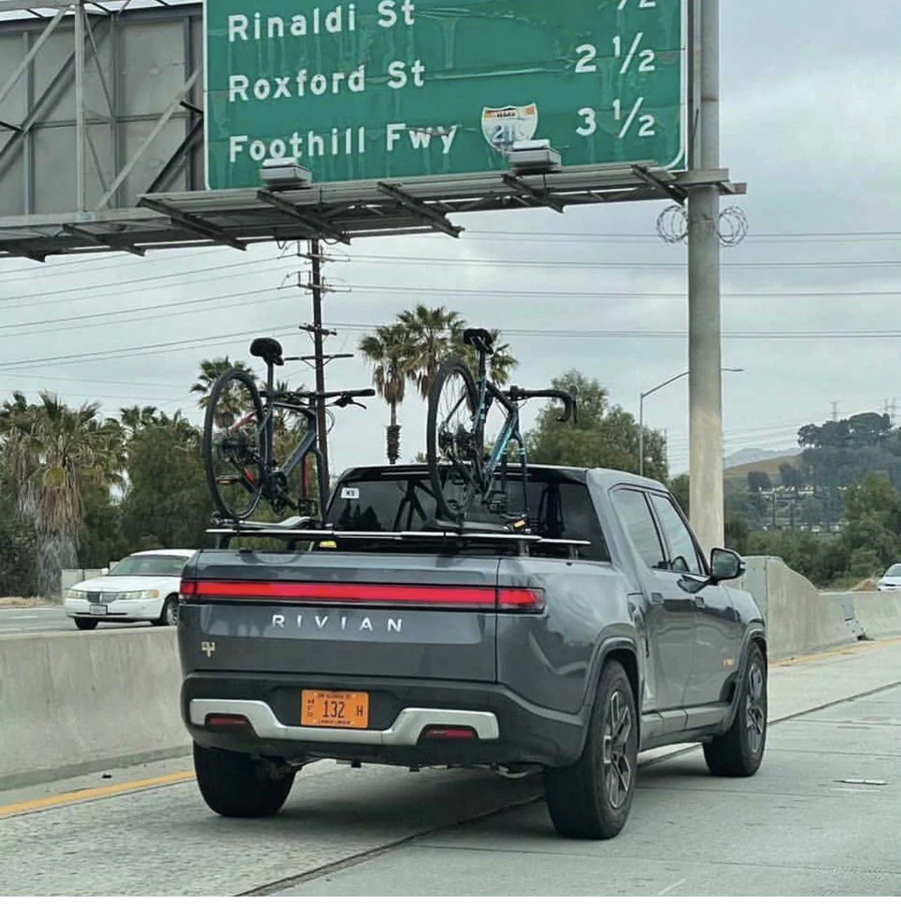 Rivian R1T R1S Real Rivian Photos & Videos Ez1ZFIgVEAMBxF1