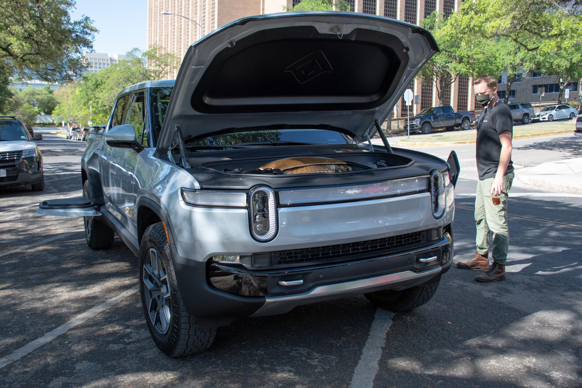Rivian R1T R1S New R1T video discovered w/ tow and frunk footage _amd0361-2-
