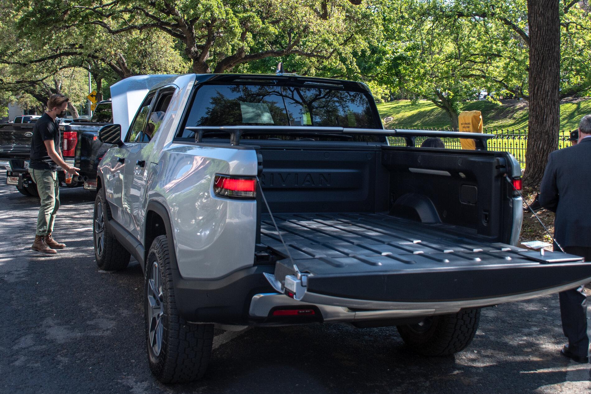 Rivian R1T R1S Sizing up the R1T - Exterior dimensions, specs, details and updates! _AMD0367