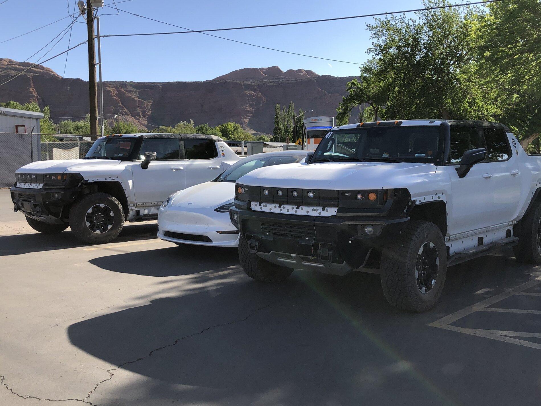 Rivian R1T R1S The Competition Spotted - GMC Hummer EV FFDF6443-825B-4F0E-8CDB-3163BCD105D5