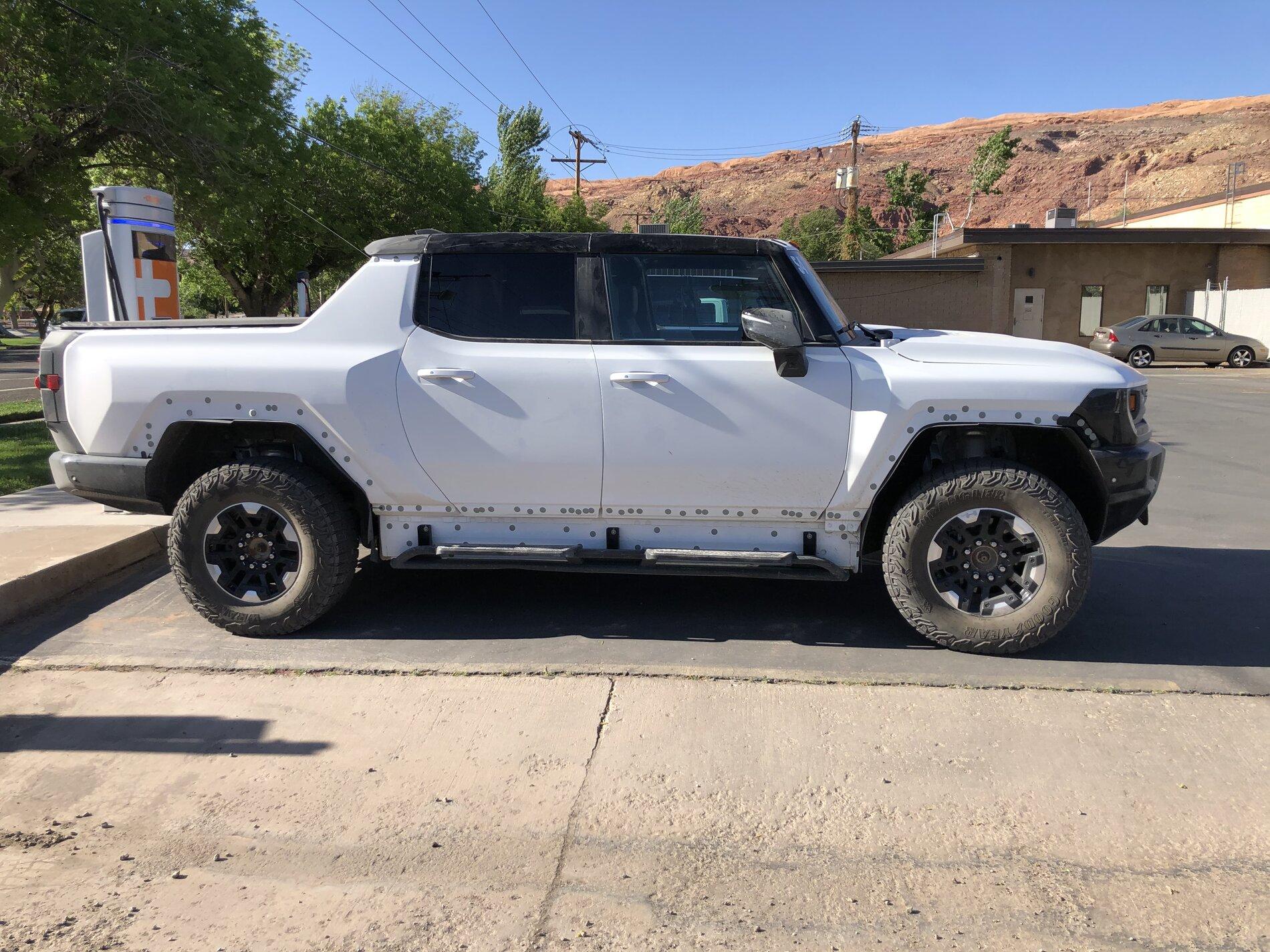 Rivian R1T R1S The Competition Spotted - GMC Hummer EV 54A12BF4-D3FB-4834-8269-092BA5AC60F1
