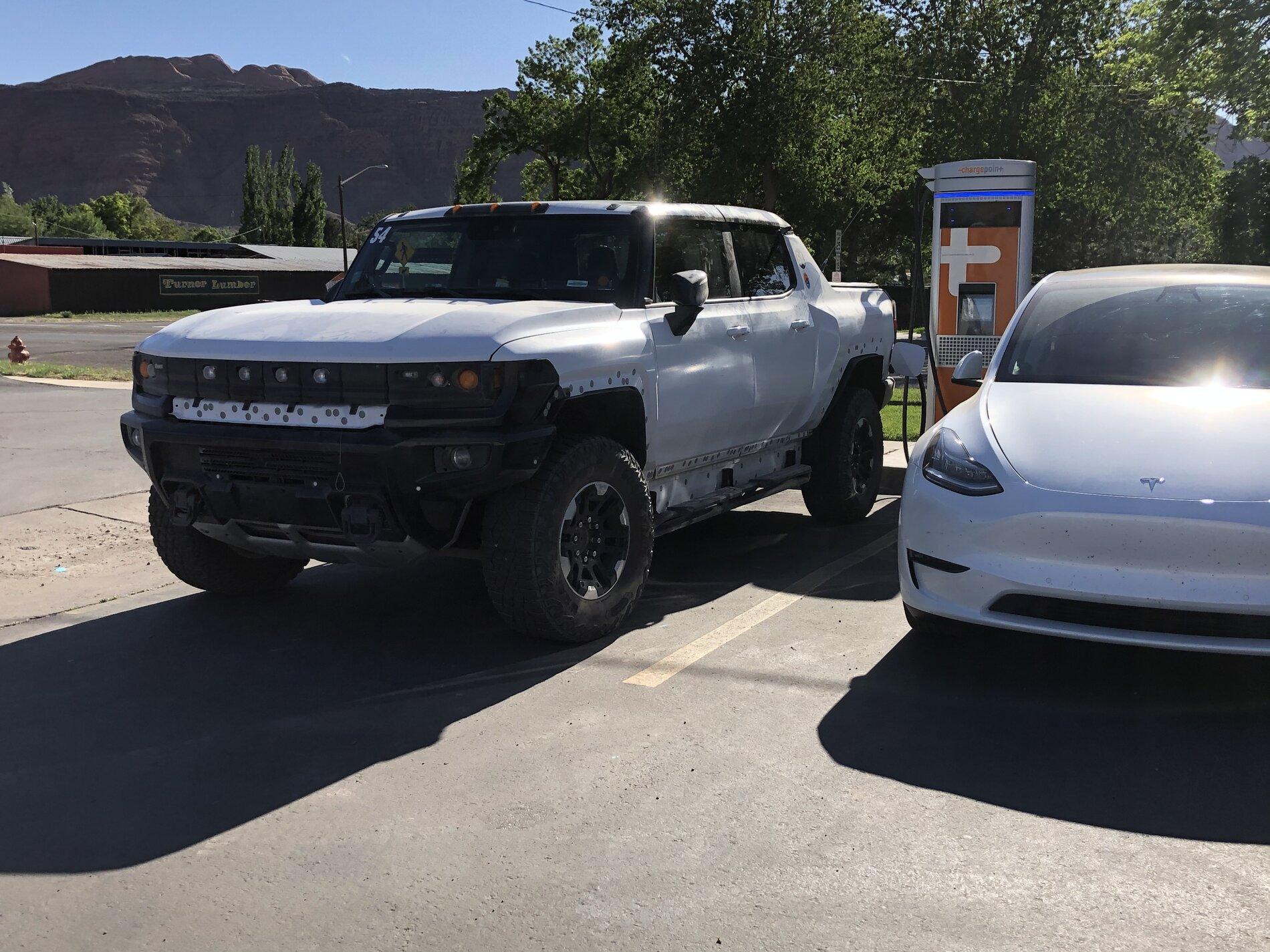 Rivian R1T R1S The Competition Spotted - GMC Hummer EV 822A3DCA-D1AE-47D0-A199-A631B7033A0F