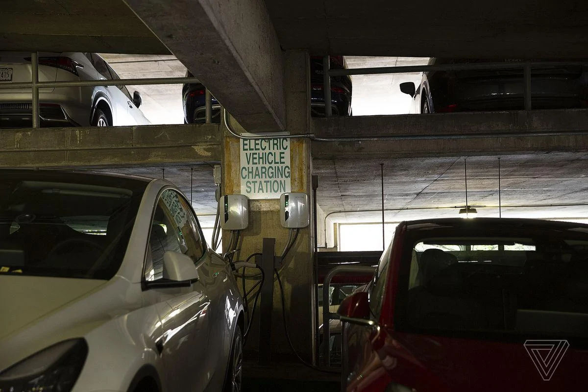 Rivian R1T R1S EV charging in the US is broken: Verge article akrales_20210426_4551_0032