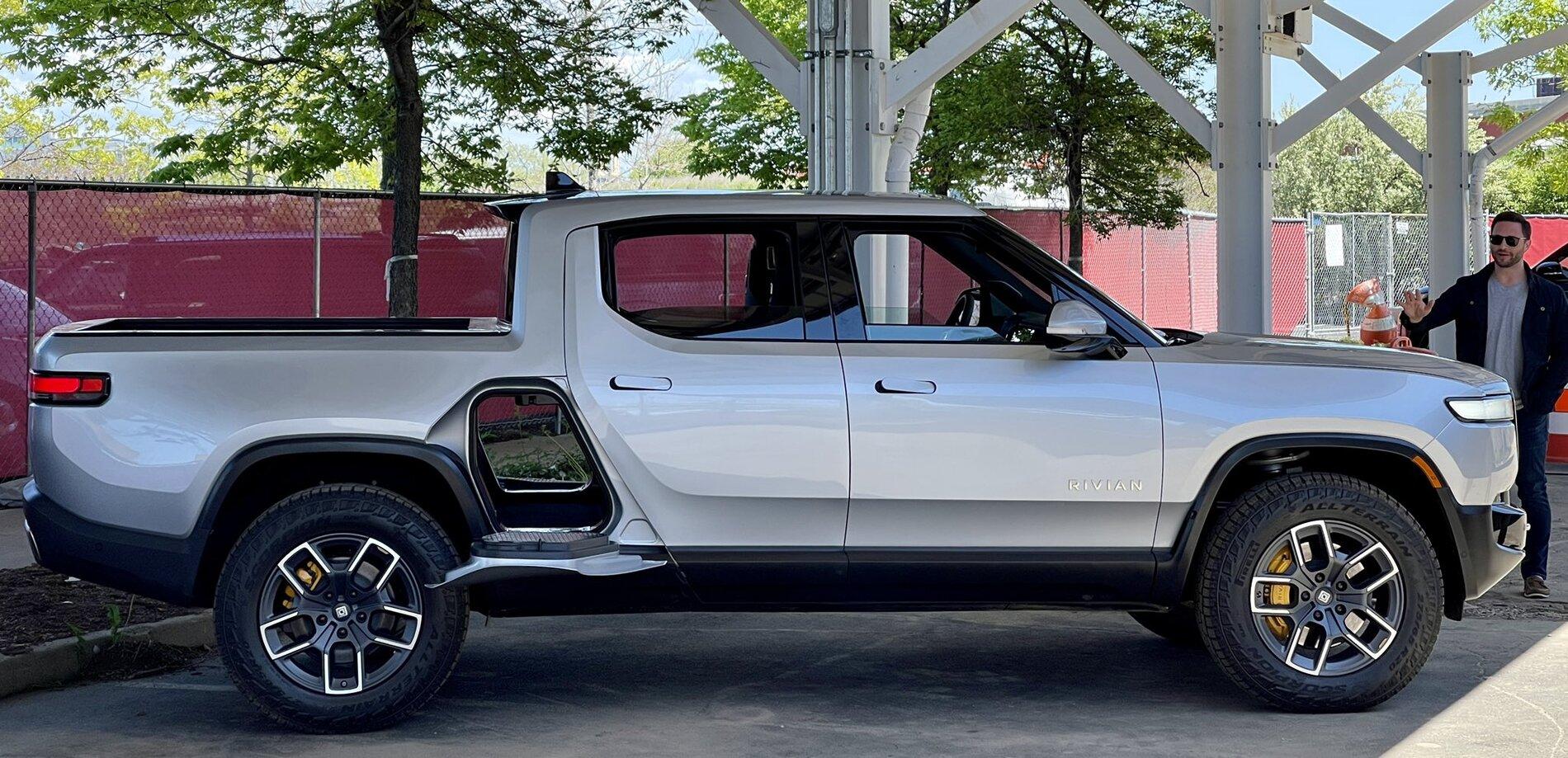Rivian R1T R1S Real Rivian Photos & Videos E55FB7ED-E57B-405D-A675-1F12D4D374F4