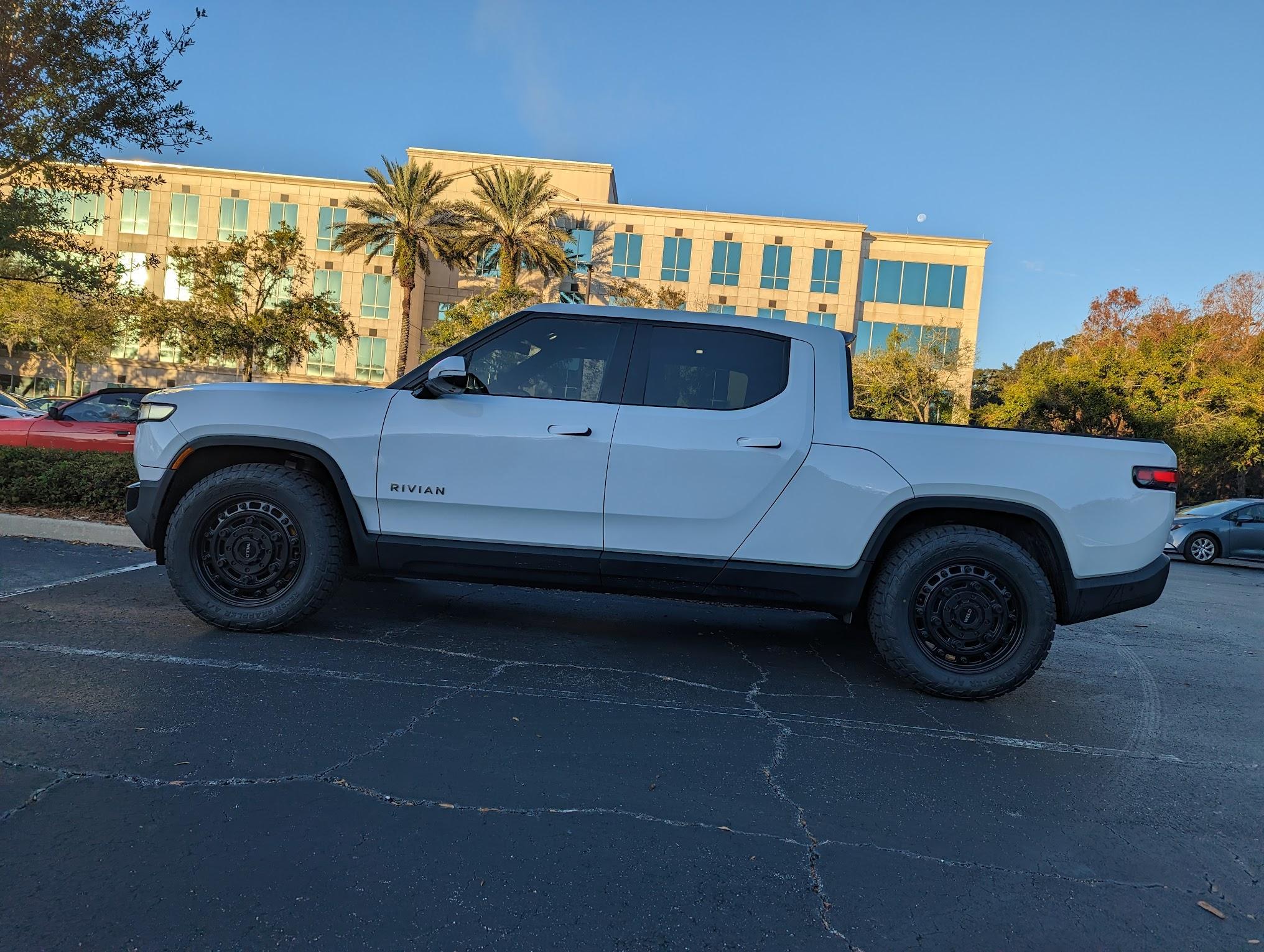 Rivian R1T R1S Has anyone tried 20x10in wheels with an 18 offset? PXL_20230109_130117563