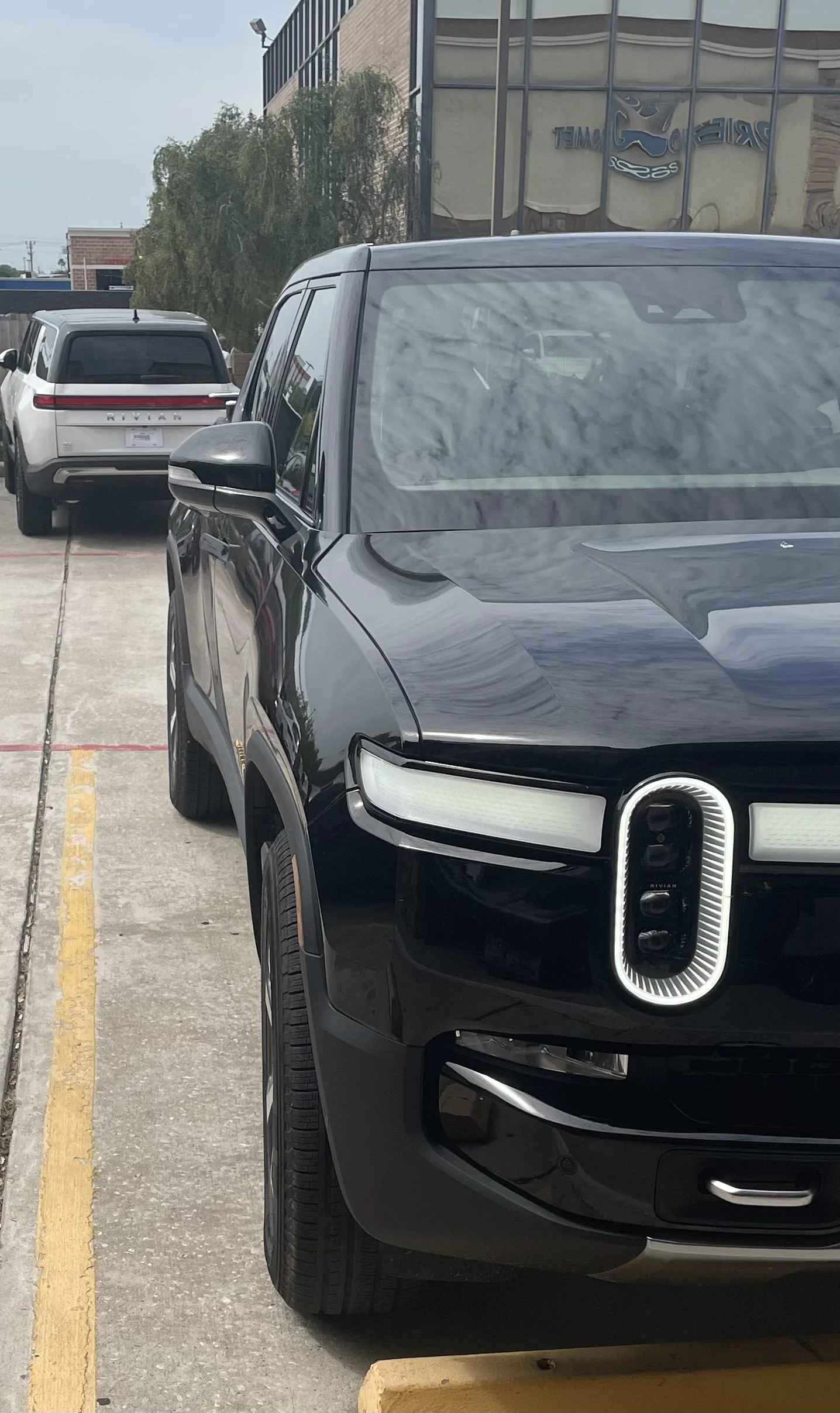 Rivian R1T R1S JFF: If you see a Rivian, you park next to the Rivian 7FA39F33-1984-4D7E-8127-91FDF23A7A79