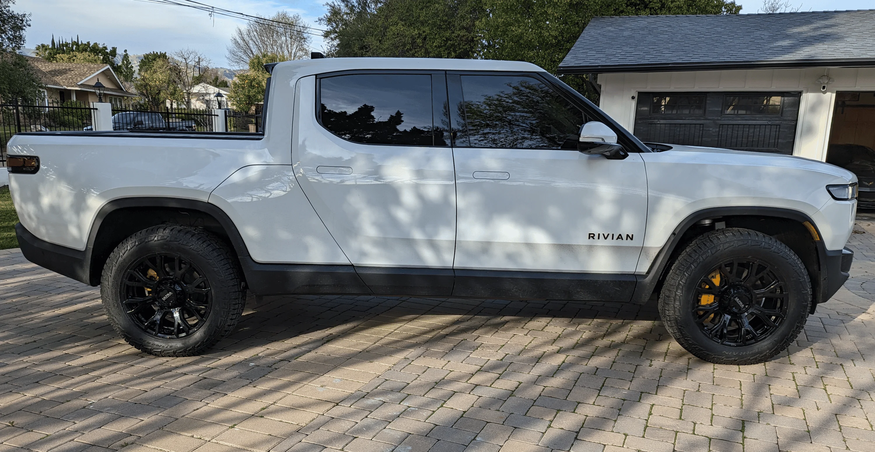 Rivian R1T R1S Take FIVE on Custom Wheels, Curious which you prefer? 1673654590196