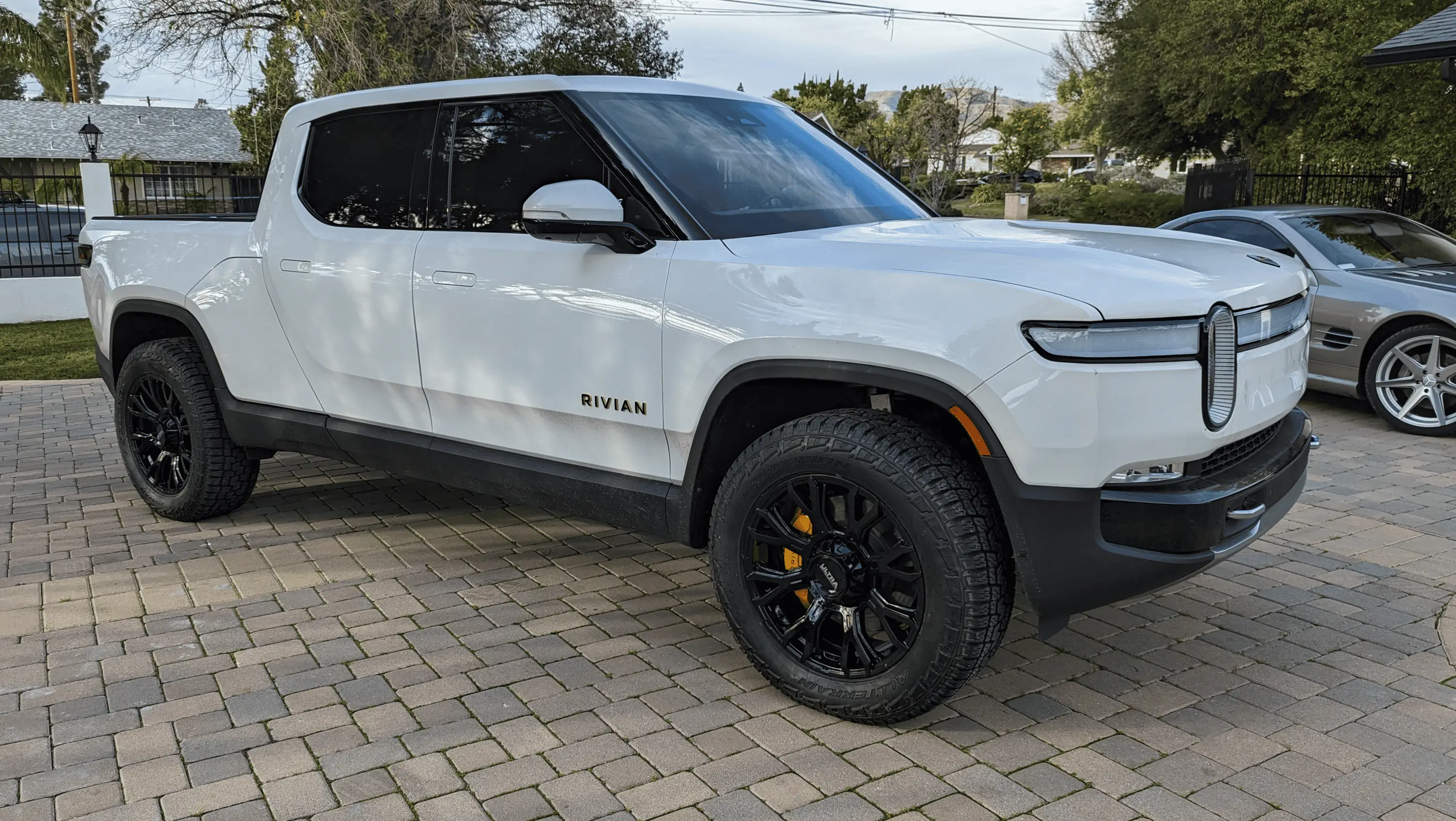 Rivian R1T R1S Has anyone tried 20x10in wheels with an 18 offset? 1673704428984