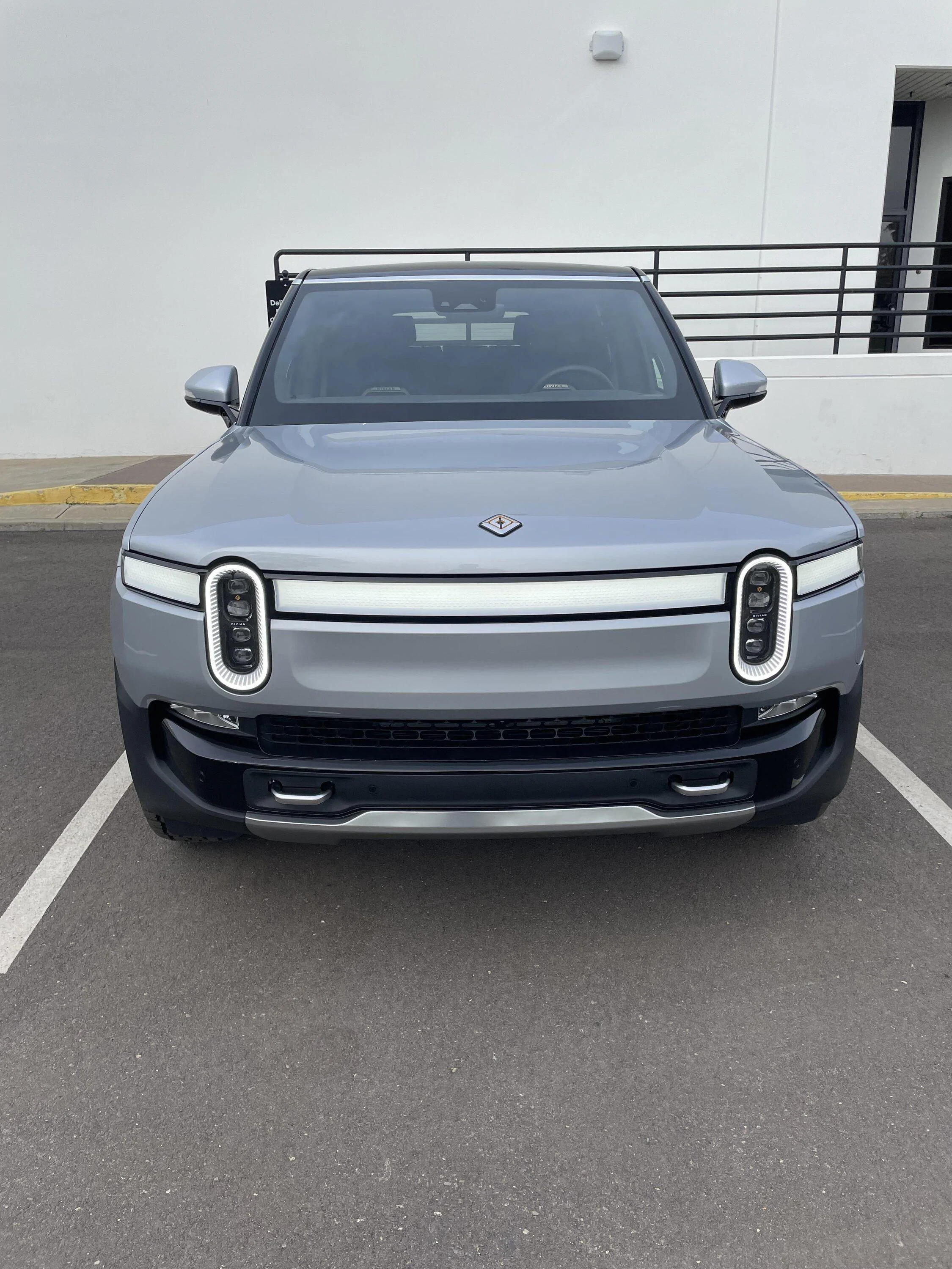Rivian R1T R1S LA SILVER Rivian Photos 7mdlvxt633ca1