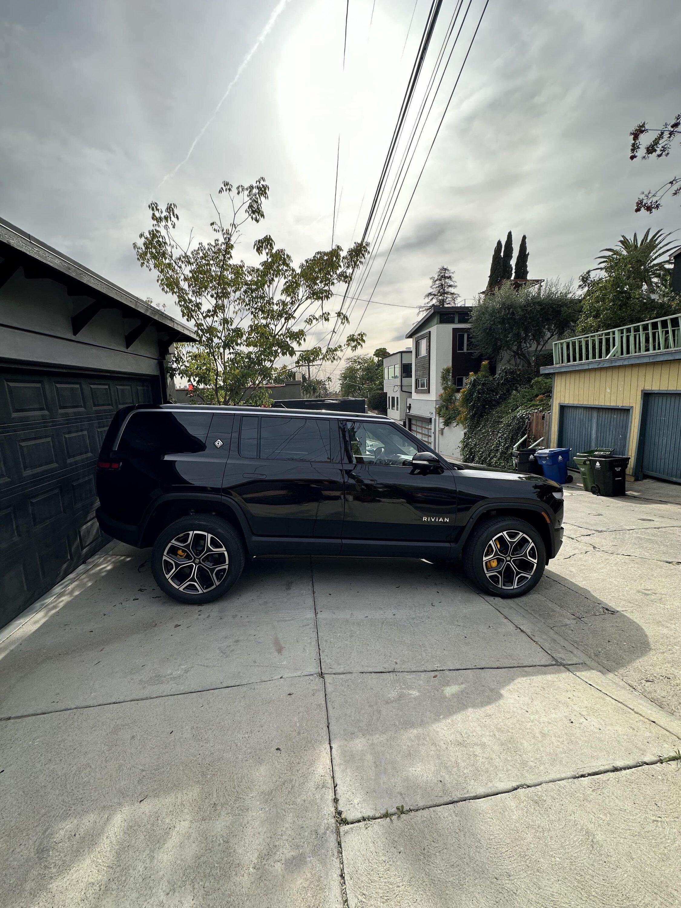 Rivian R1T R1S MIDNIGHT (Black) Rivian Photos 1i6q0thhdxba1