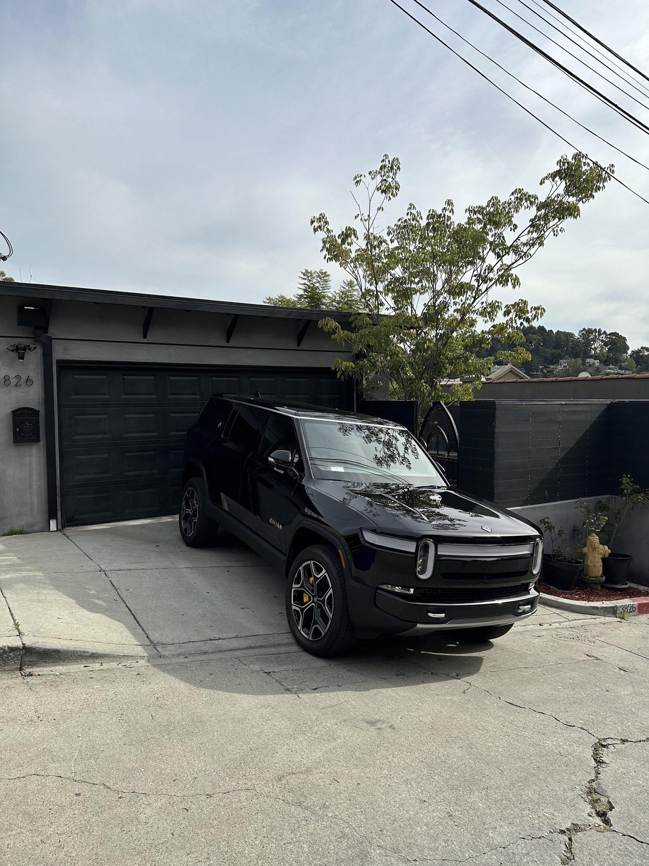 Rivian R1T R1S MIDNIGHT (Black) Rivian Photos ujxdsthhdxba1