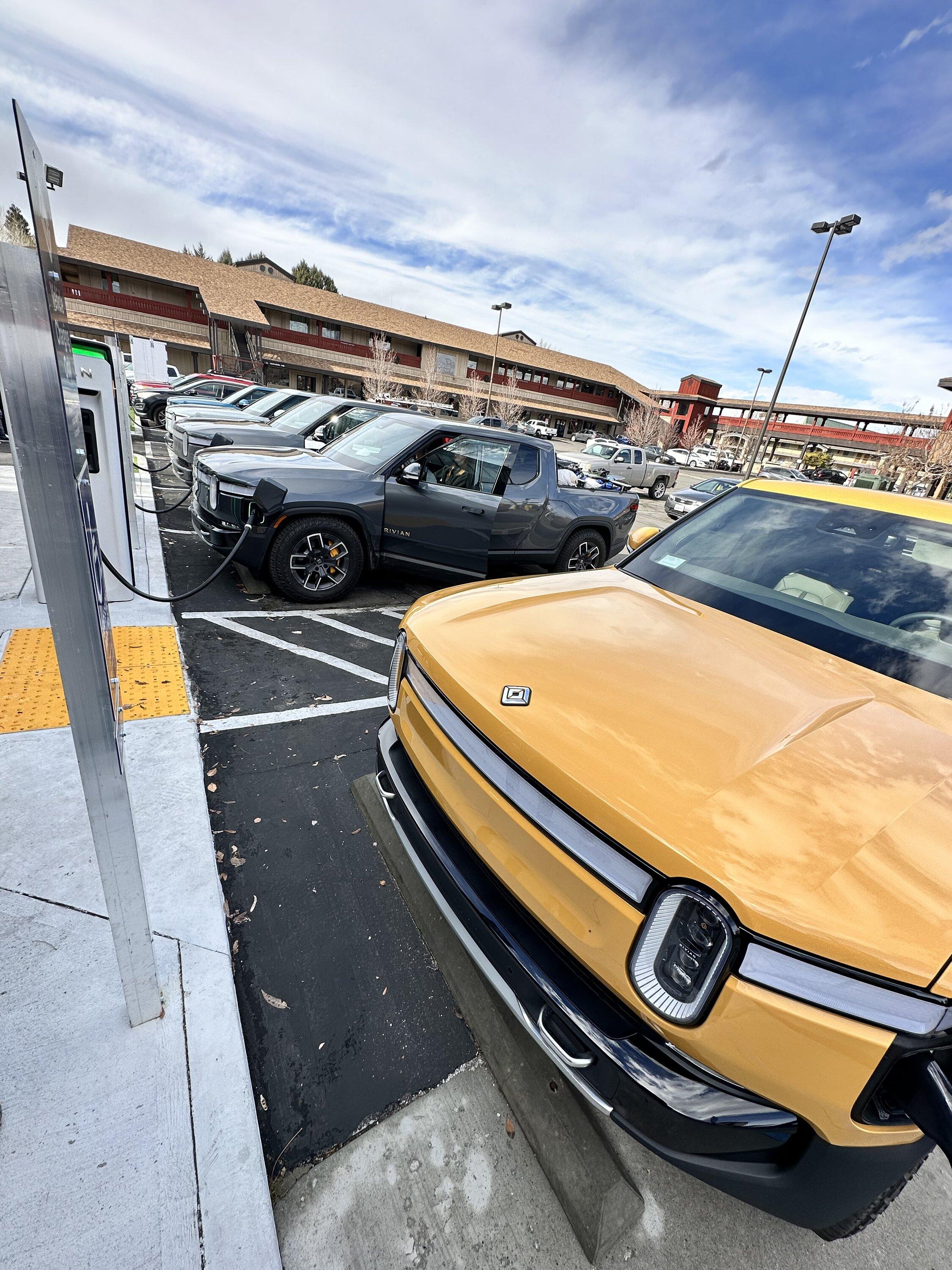 Rivian R1T R1S COMPASS YELLOW R1T Photos 6E045DF4-6411-41B6-8608-5EBBAA6B19A0