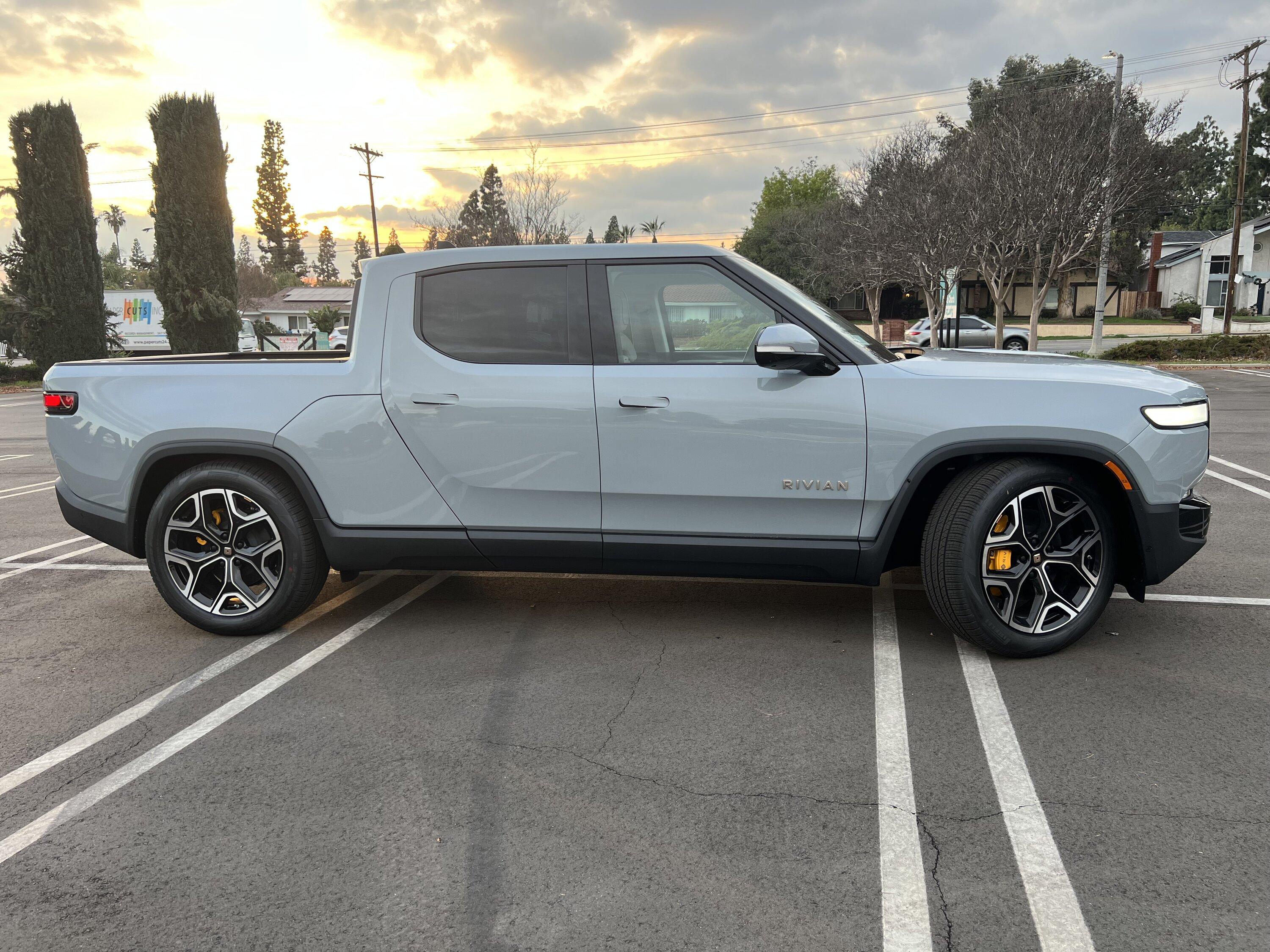 Rivian R1T R1S 2022 Rivian R1T - Limestone / Ocean Coast / 22" / <100 miles / $88k IMG_8566