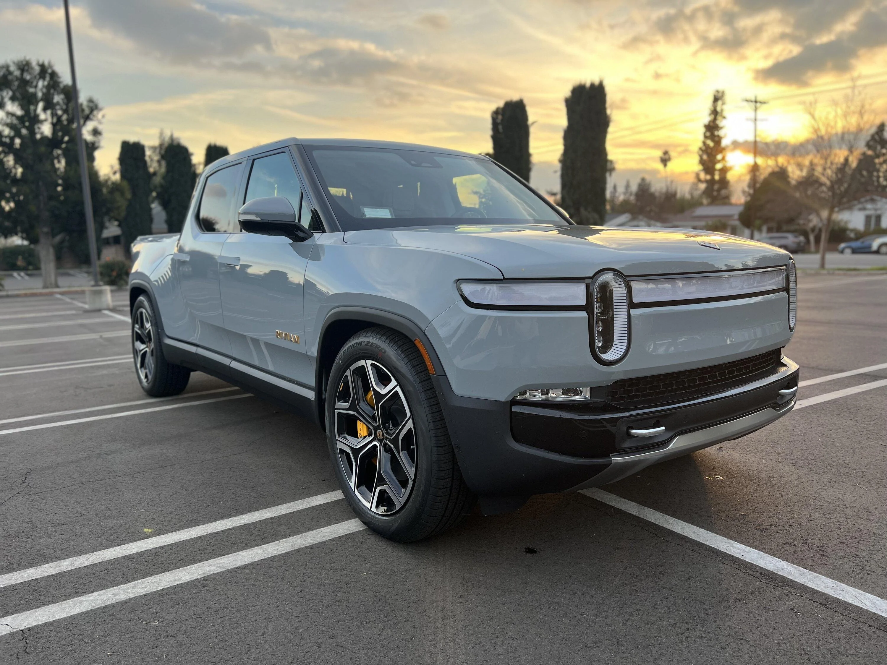 Rivian R1T R1S 2022 Rivian R1T - Limestone / Ocean Coast / 22" / <100 miles / $88k IMG_8544