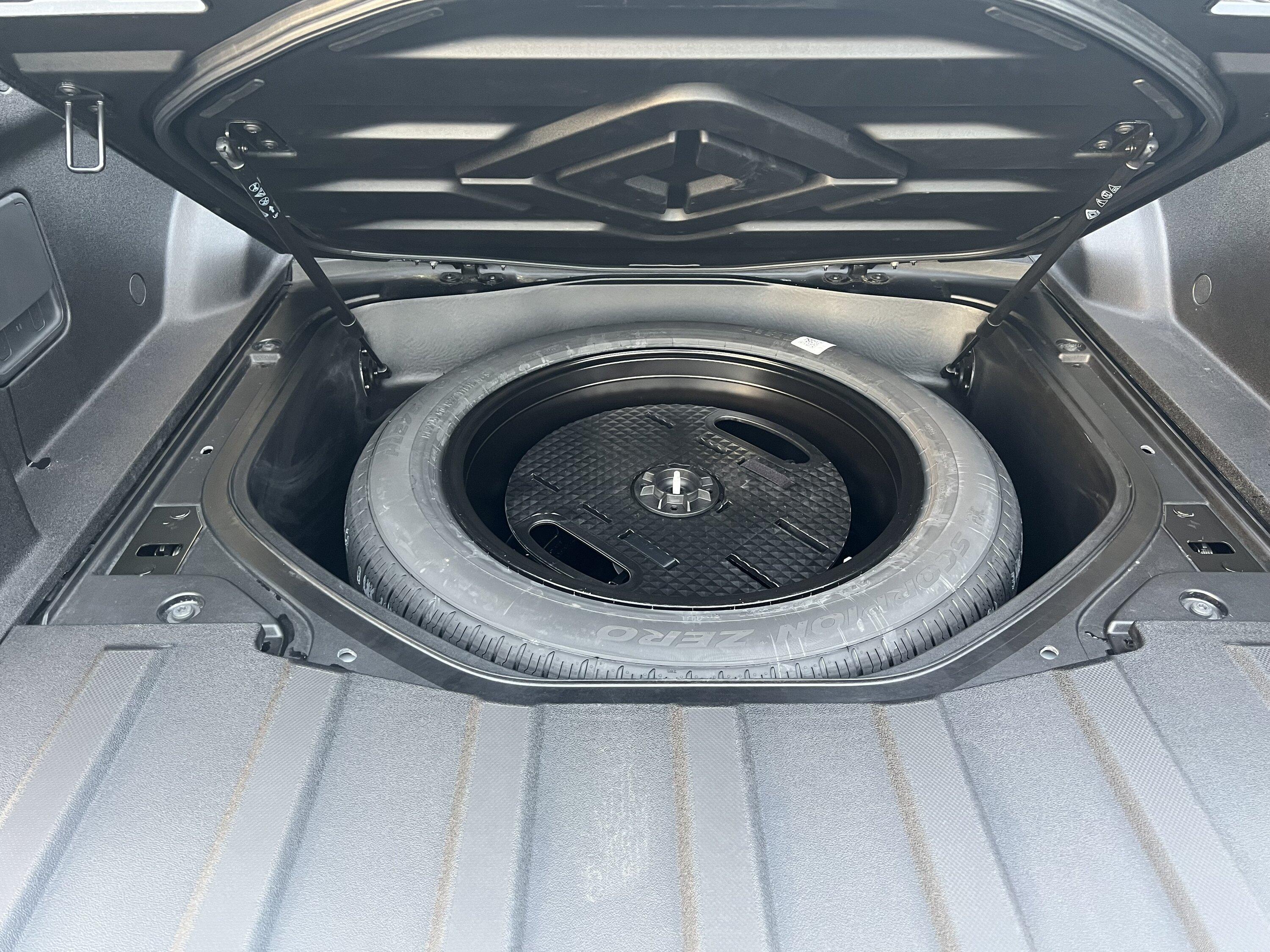 Rivian R1T R1S 2022 Rivian R1T - Limestone / Ocean Coast / 22" / <100 miles / $88k IMG_8546