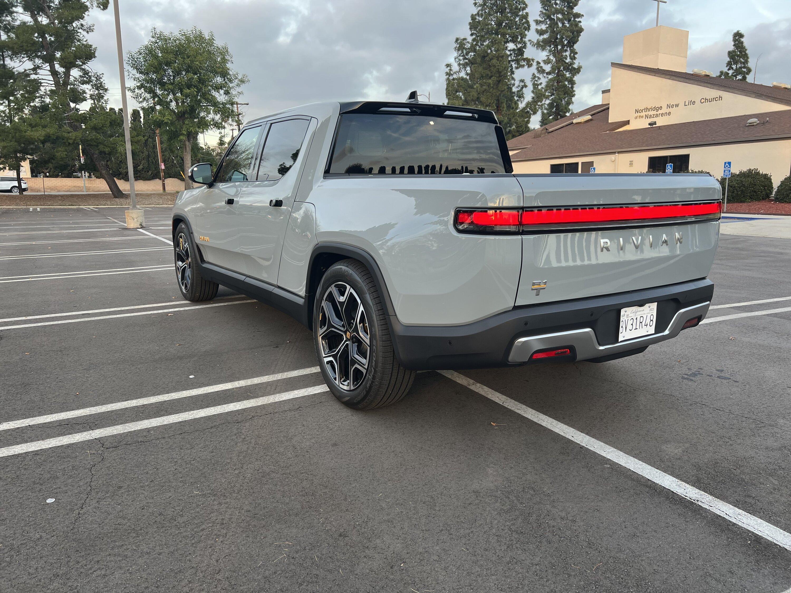 Rivian R1T R1S 2022 Rivian R1T - Limestone / Ocean Coast / 22" / <100 miles / $88k IMG_8538