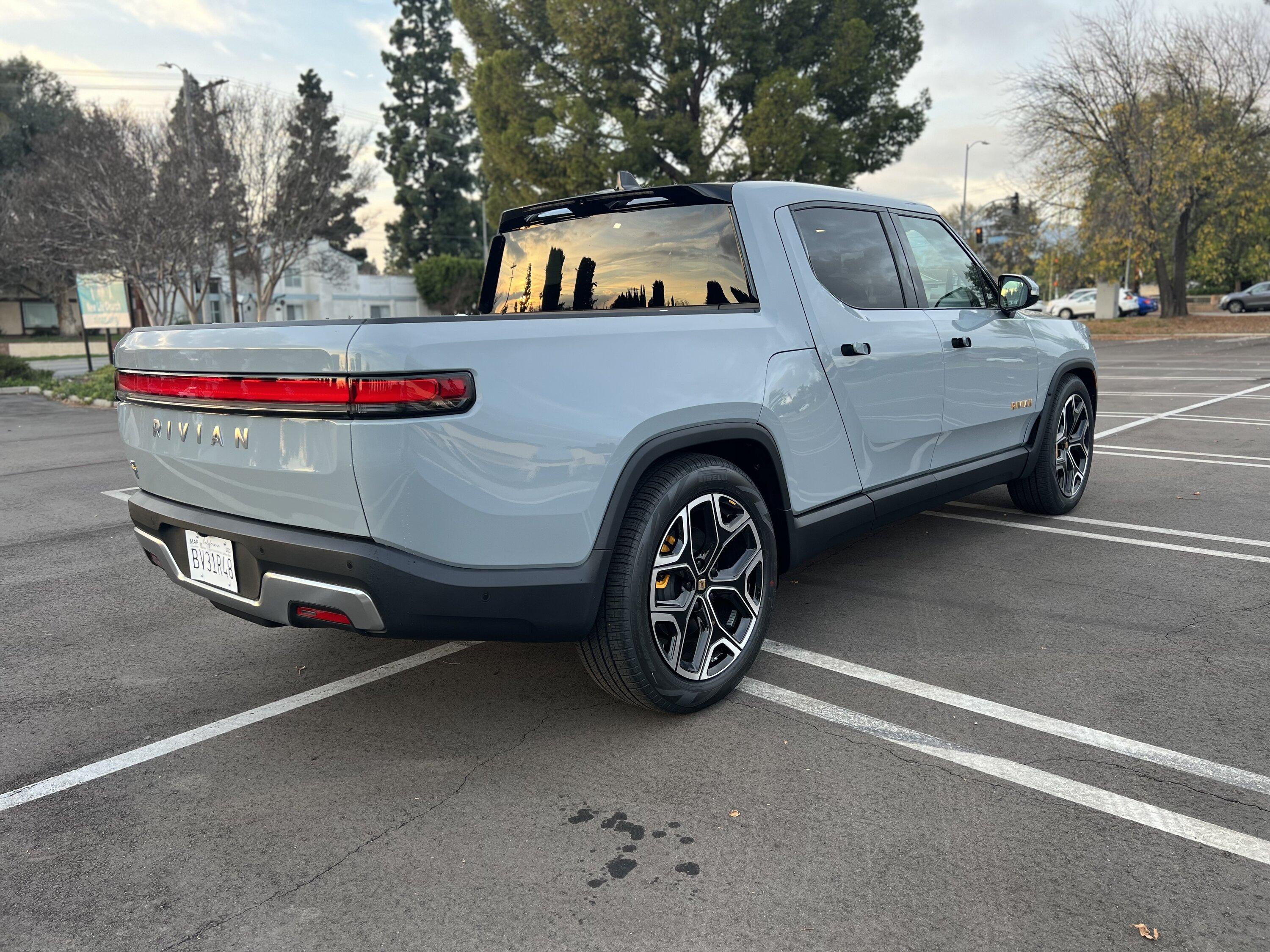 Rivian R1T R1S 2022 Rivian R1T - Limestone / Ocean Coast / 22" / <100 miles / $88k IMG_8539