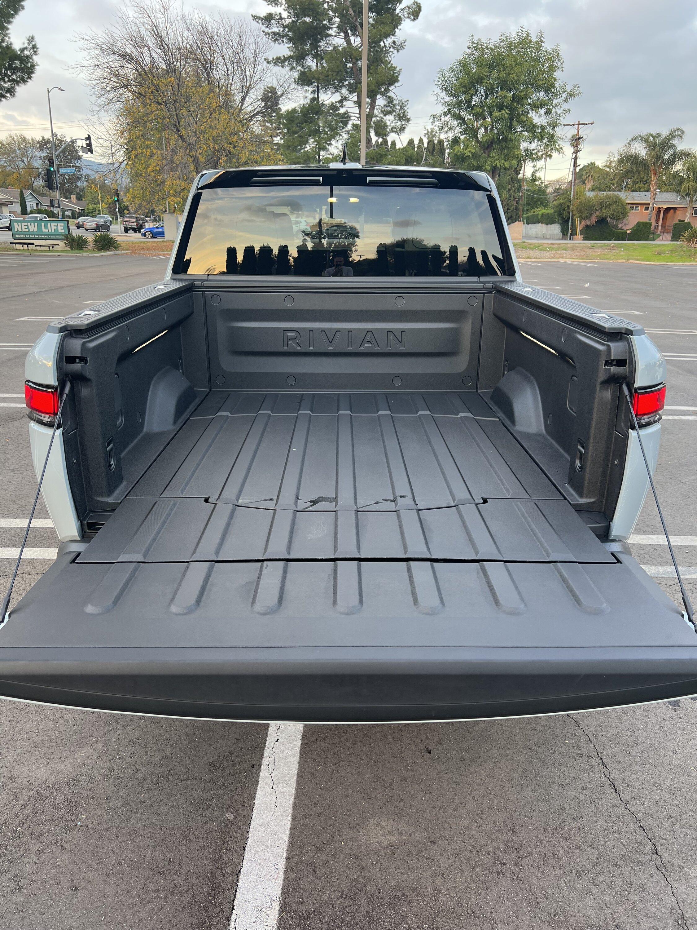 Rivian R1T R1S 2022 Rivian R1T - Limestone / Ocean Coast / 22" / <100 miles / $88k IMG_8535