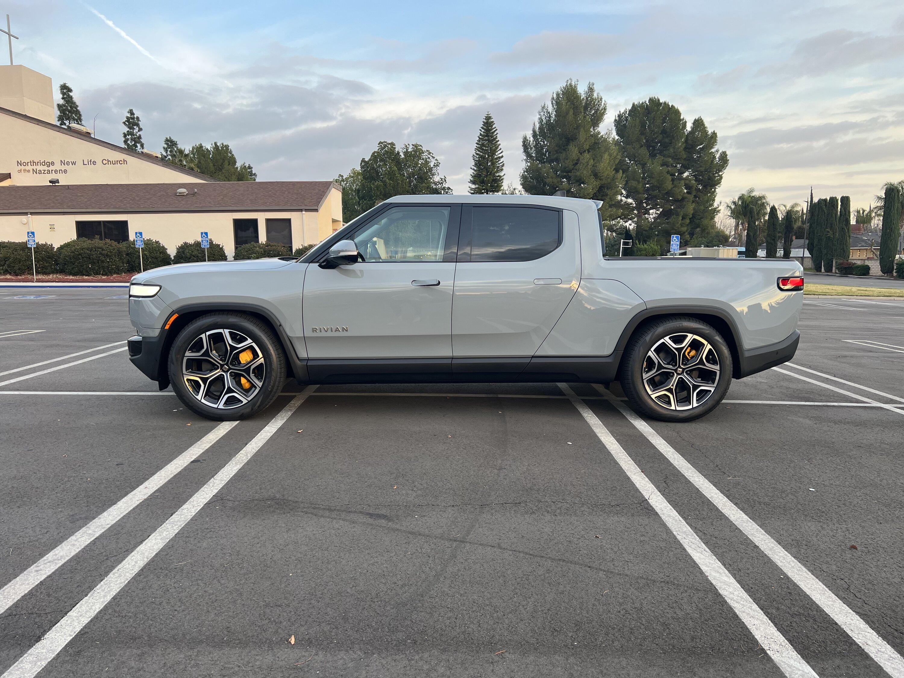 Rivian R1T R1S 2022 Rivian R1T - Limestone / Ocean Coast / 22" / <100 miles / $88k IMG_8533