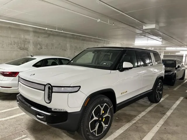 Rivian R1T R1S ? GLACIER WHITE R1S  Photos IMG_0582