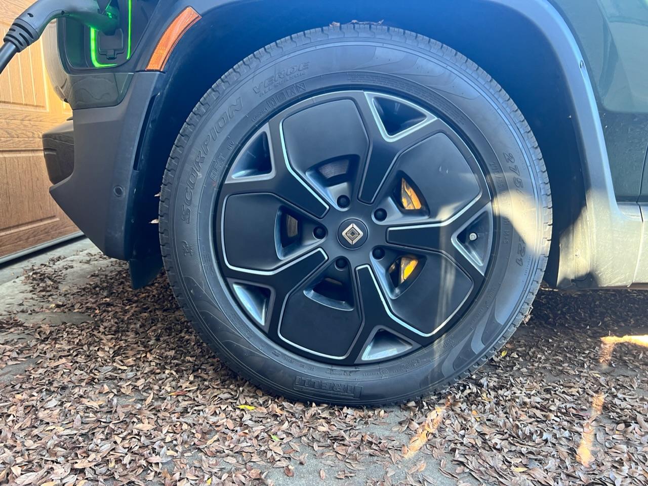 Rivian R1T R1S FOREST GREEN R1T Photos 876BDE37-E8AE-486F-B2A8-F99F5F8546E9