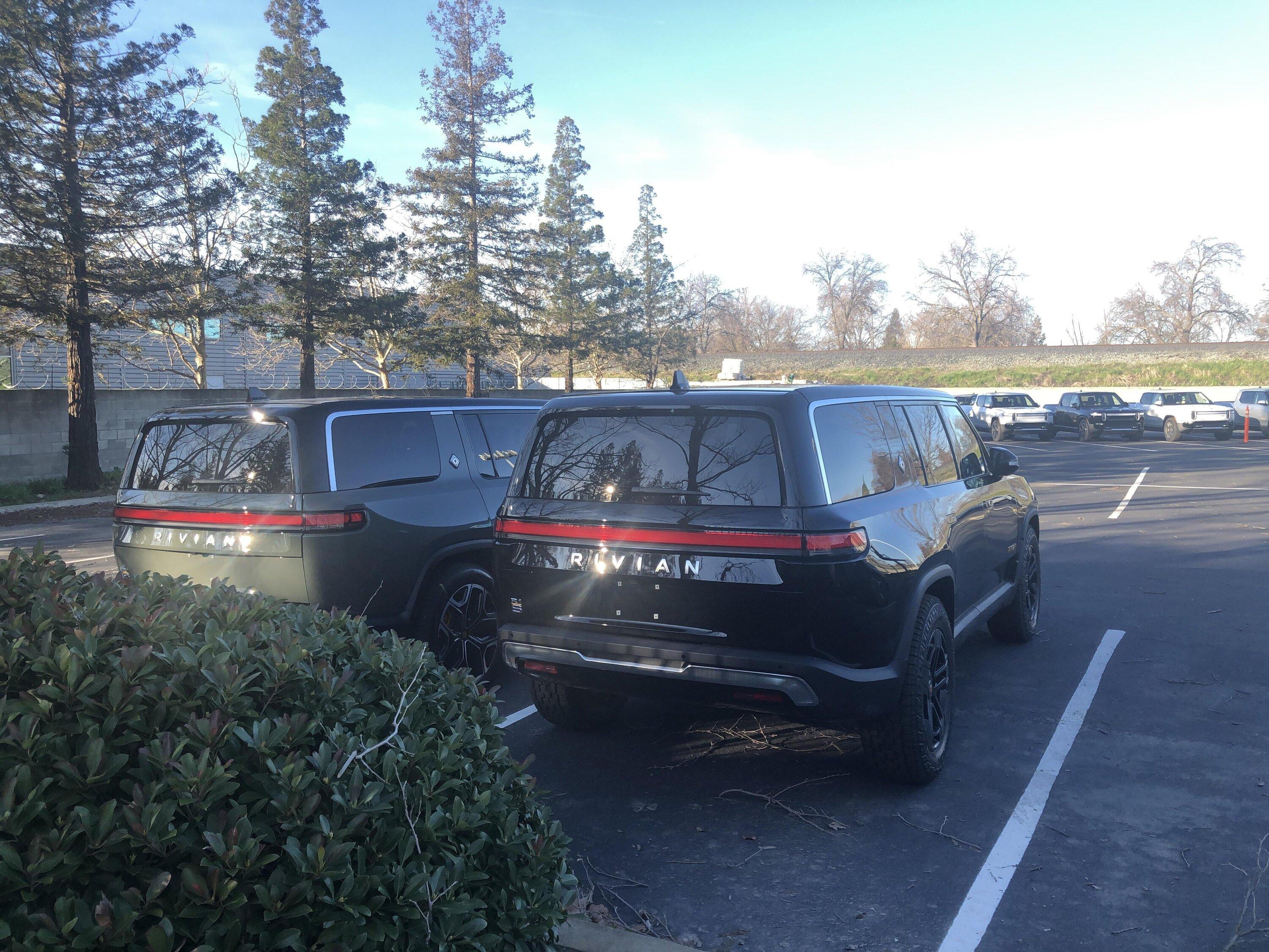 Rivian R1T R1S MIDNIGHT (Black) Rivian Photos ckb4lpkjghda1