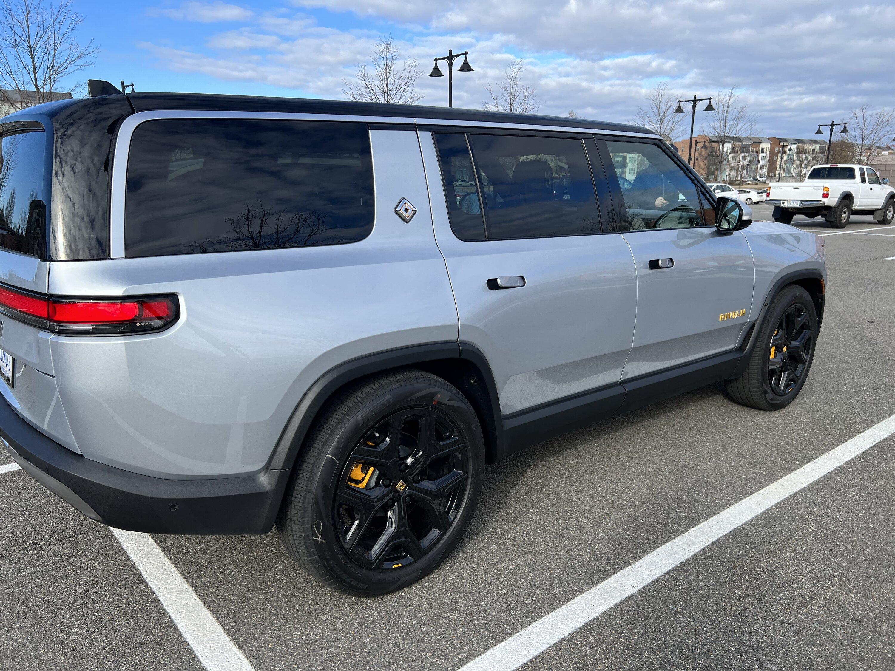 Rivian R1T R1S R1S LA Silver new delivery estimates 9260F4D5-FE0A-41CE-9EA1-034A95D74896
