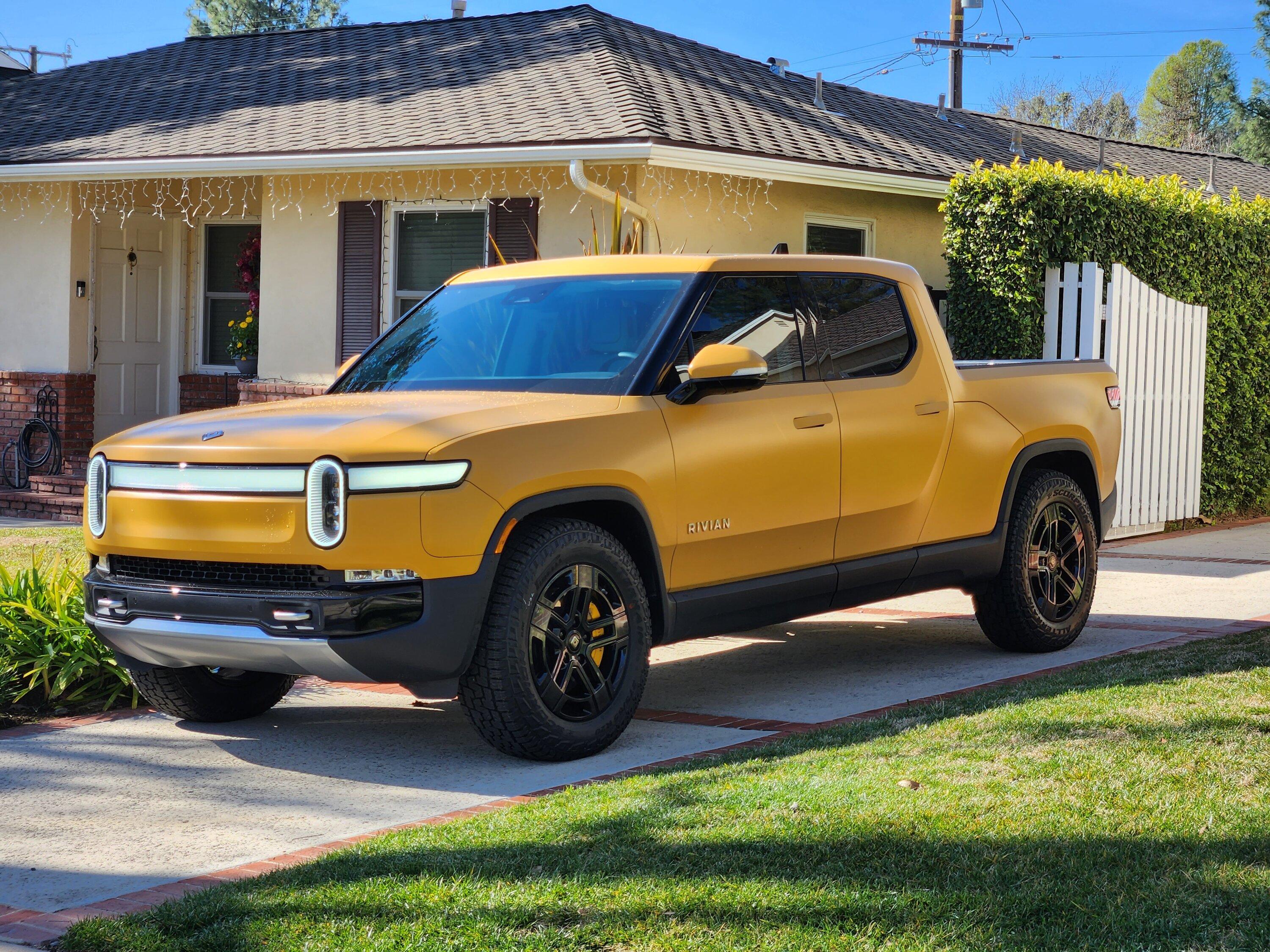 Rivian R1T R1S COMPASS YELLOW R1T Photos 20230120_110842