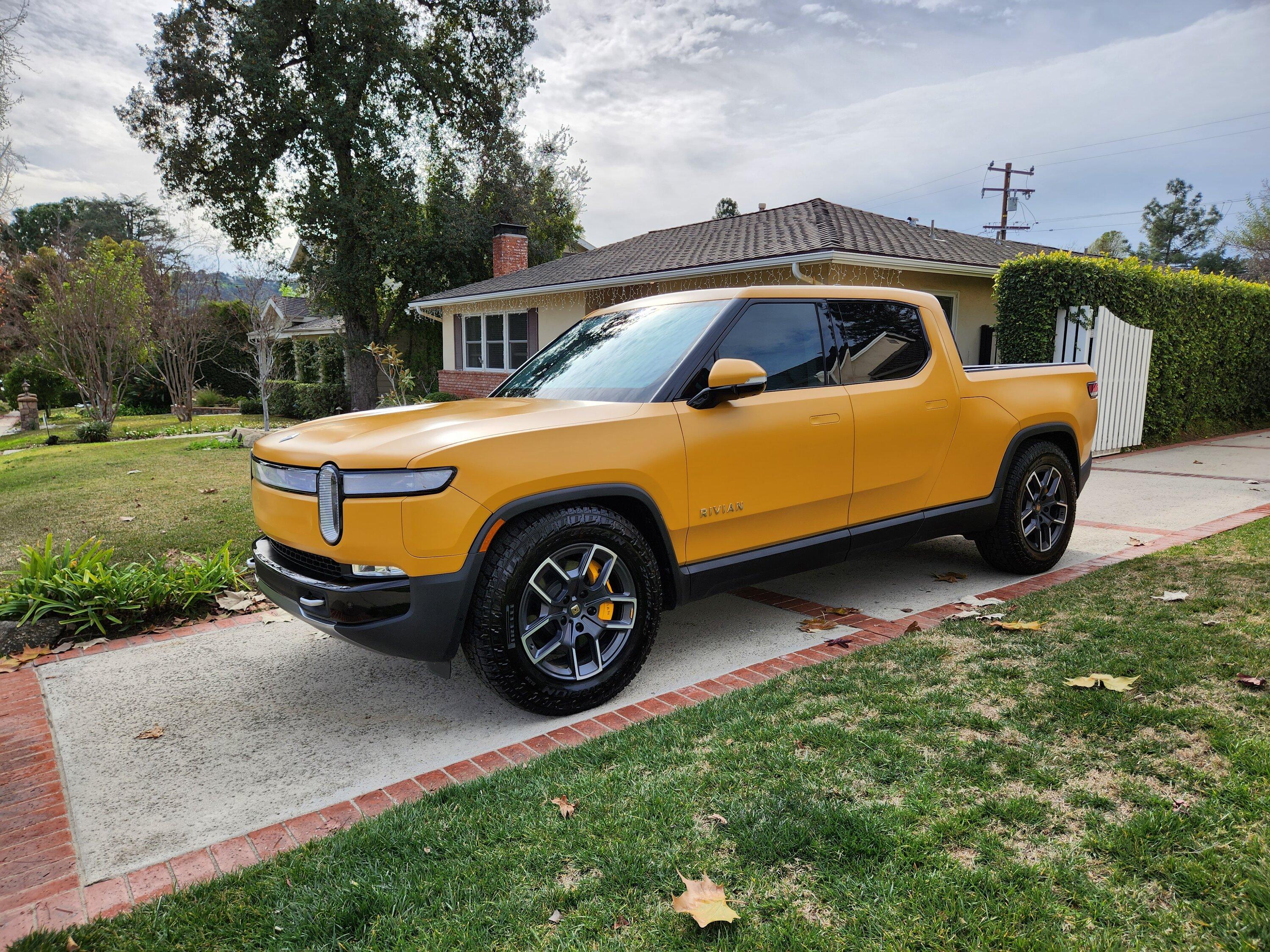 Rivian R1T R1S COMPASS YELLOW R1T Photos 20230107_132050