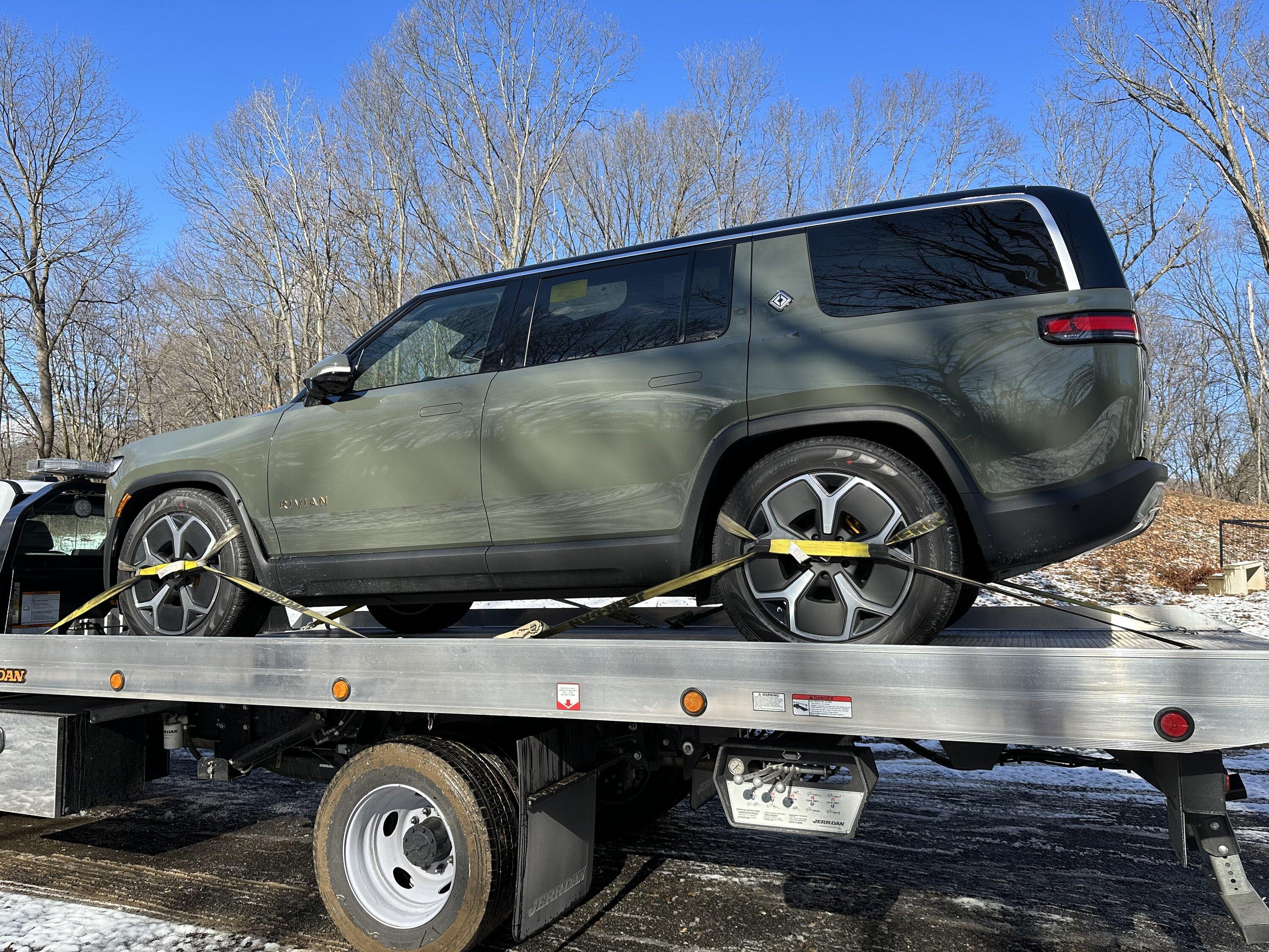 Rivian R1T R1S ? LAUNCH GREEN R1S  Photos 256CFB6A-8869-4D16-BFA8-26A07E982E3F