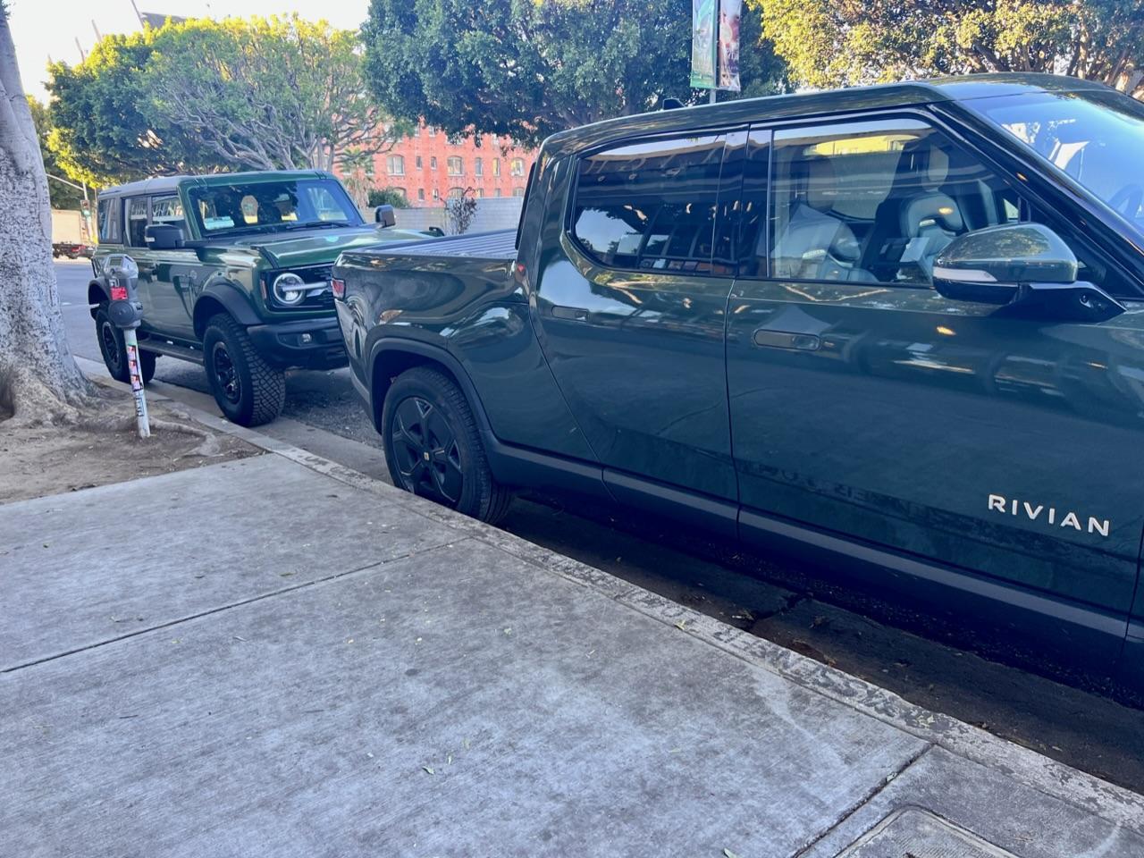 Rivian R1T R1S FOREST GREEN R1T Photos 7A5110C2-8B43-49F9-8B6C-B499F26B3368