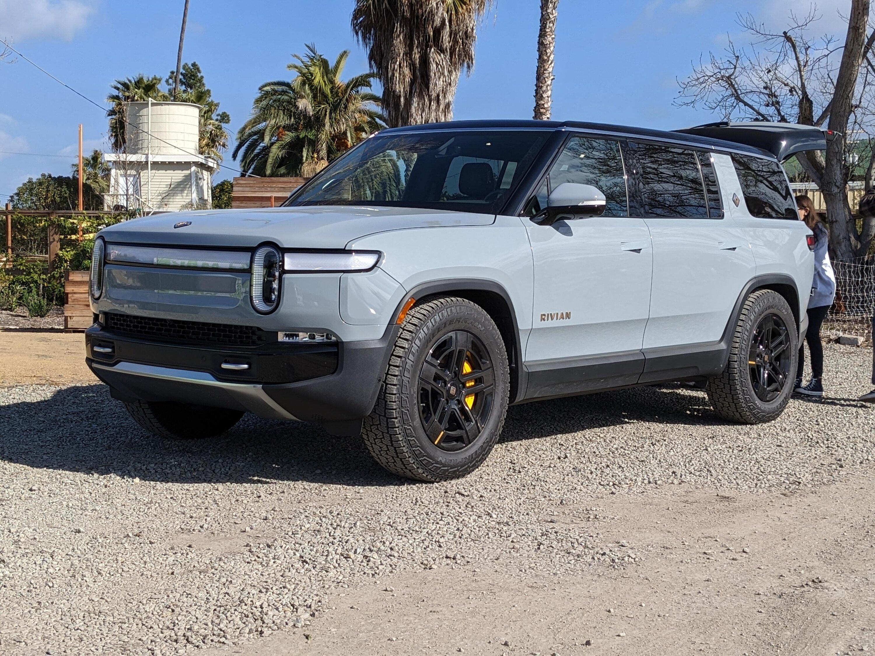 Rivian R1T R1S ? LIMESTONE R1S  Photos ooz61ong0wea1