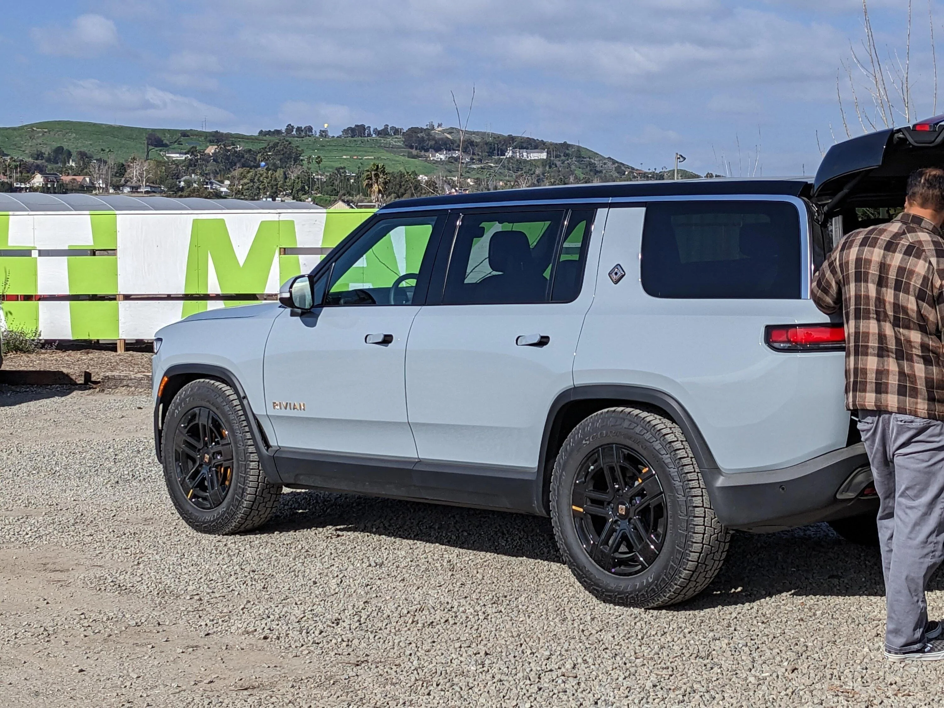 Rivian R1T R1S ? LIMESTONE R1S  Photos 5mx0td3h0wea1