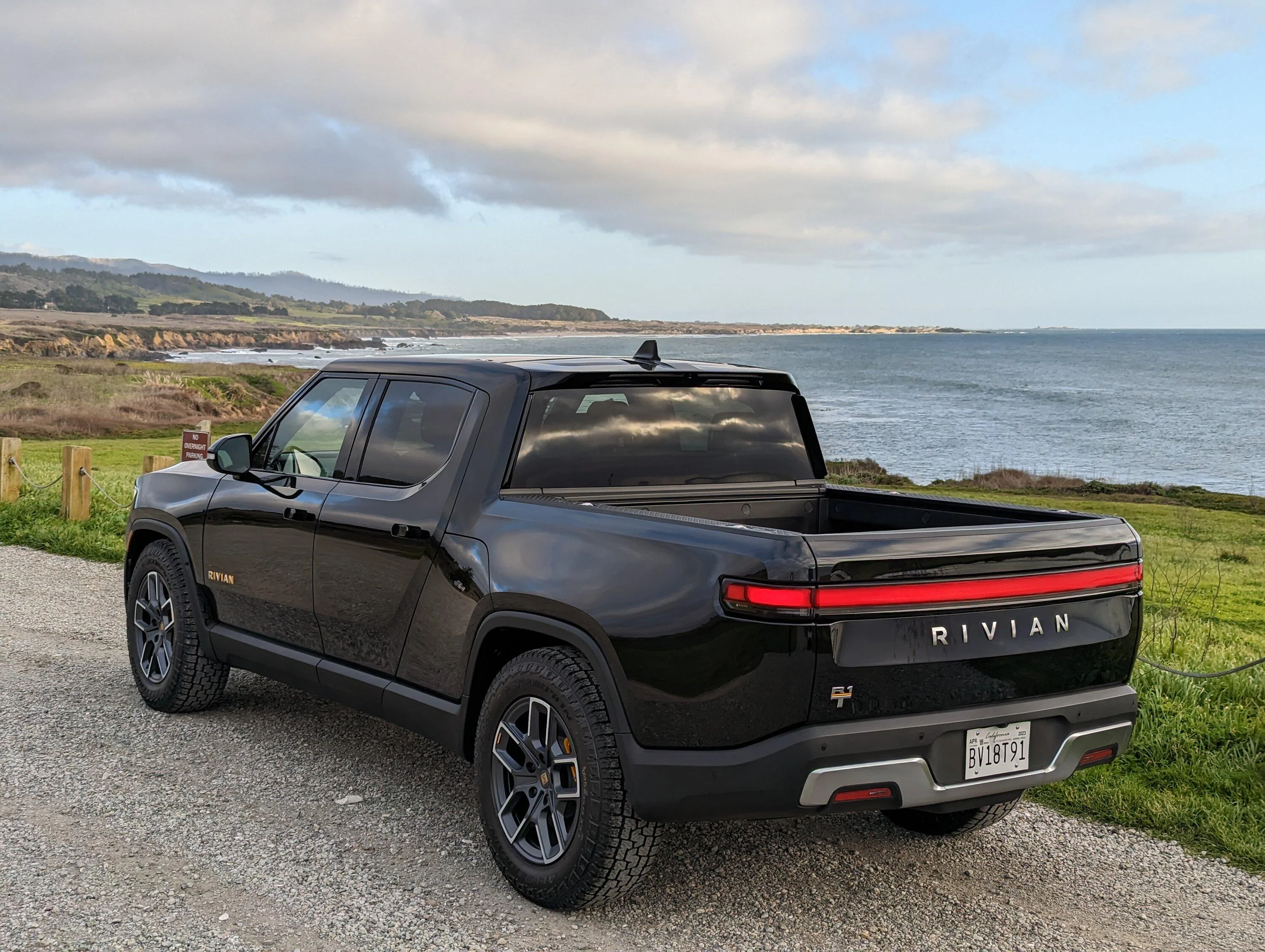 Rivian R1T R1S MIDNIGHT (Black) Rivian Photos PXL_20230129_002918506