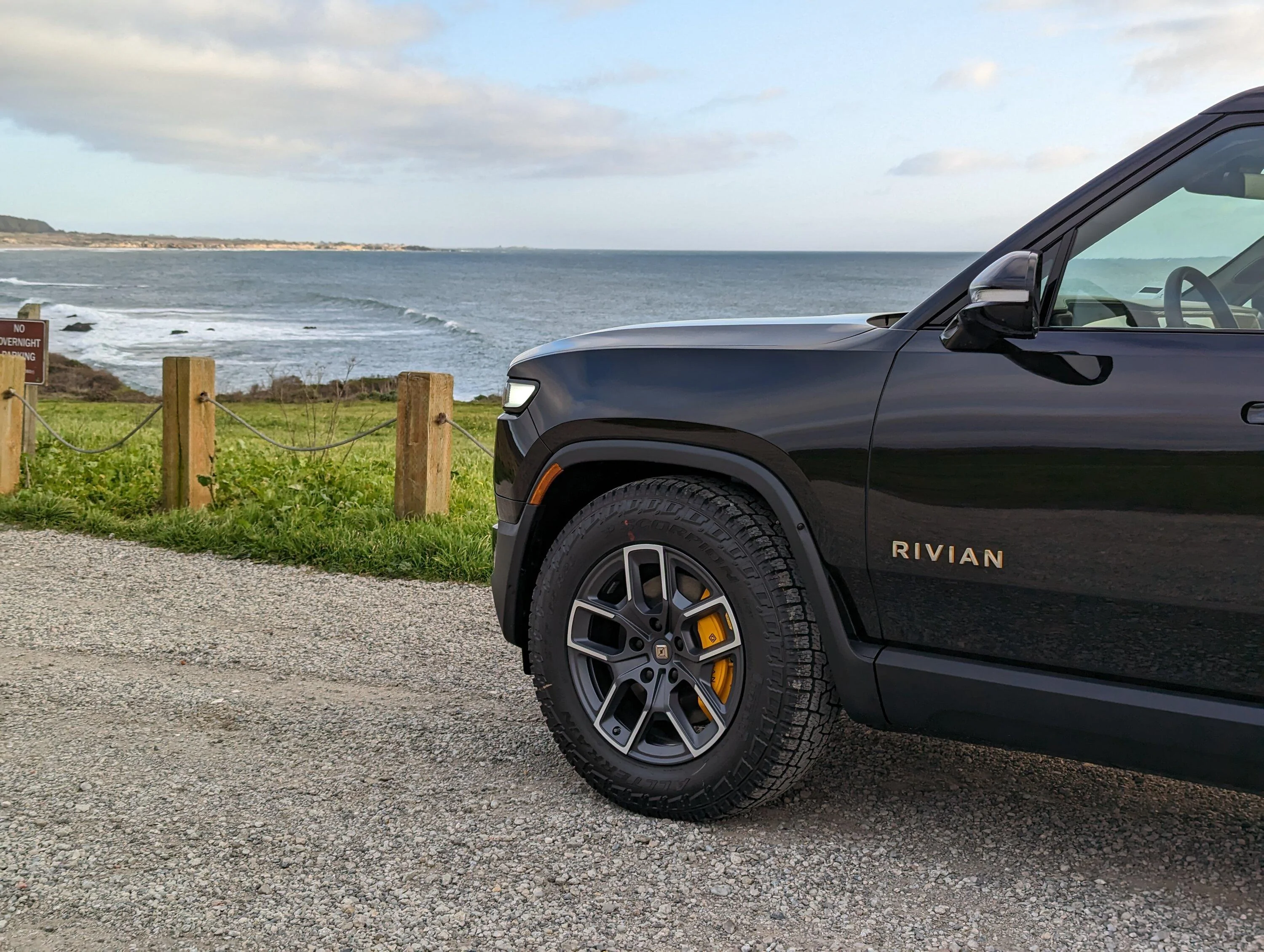 Rivian R1T R1S MIDNIGHT (Black) Rivian Photos PXL_20230129_002851727