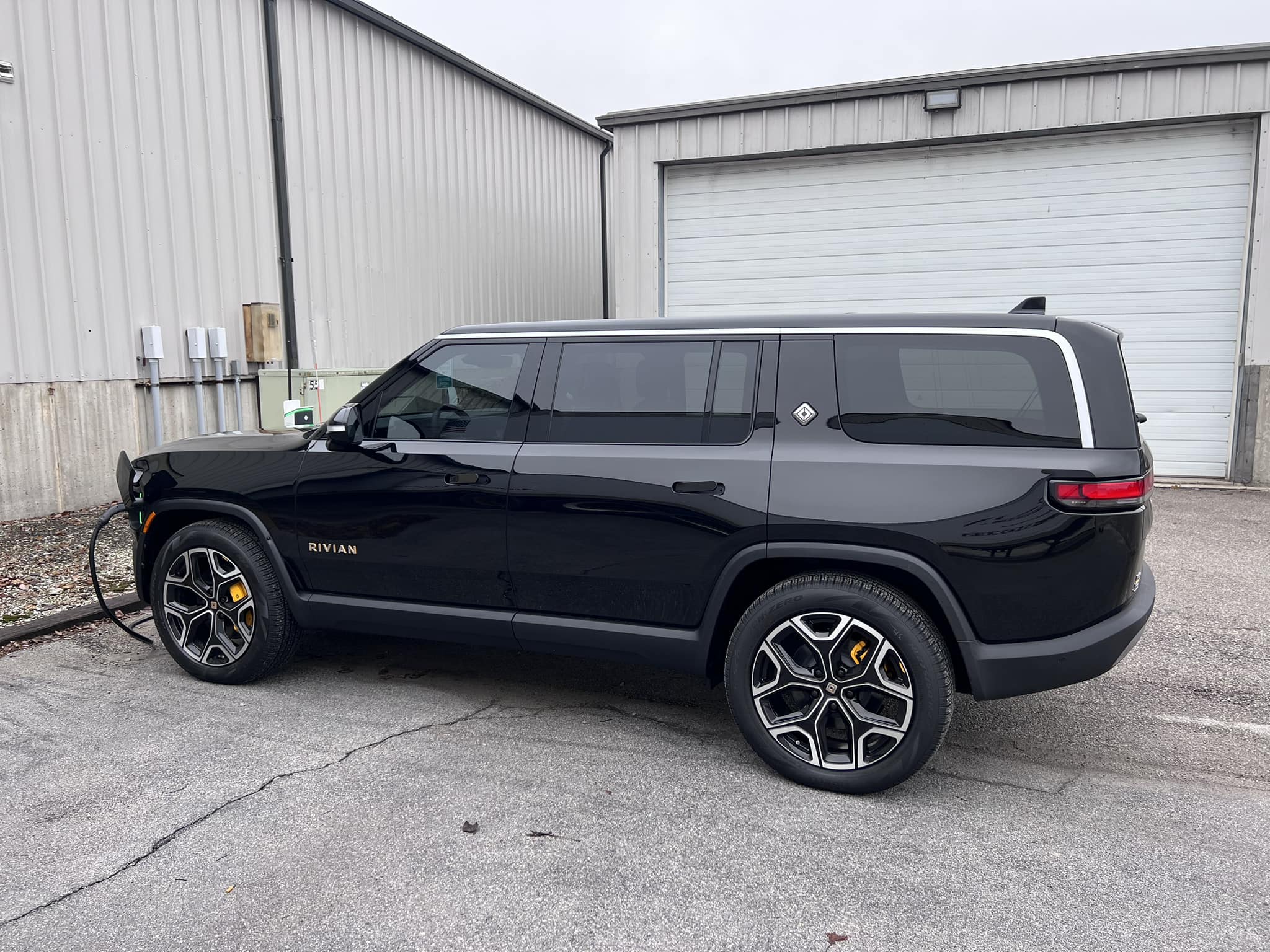 Rivian R1T R1S MIDNIGHT (Black) Rivian Photos Shadow Black R1S Rivian SUV