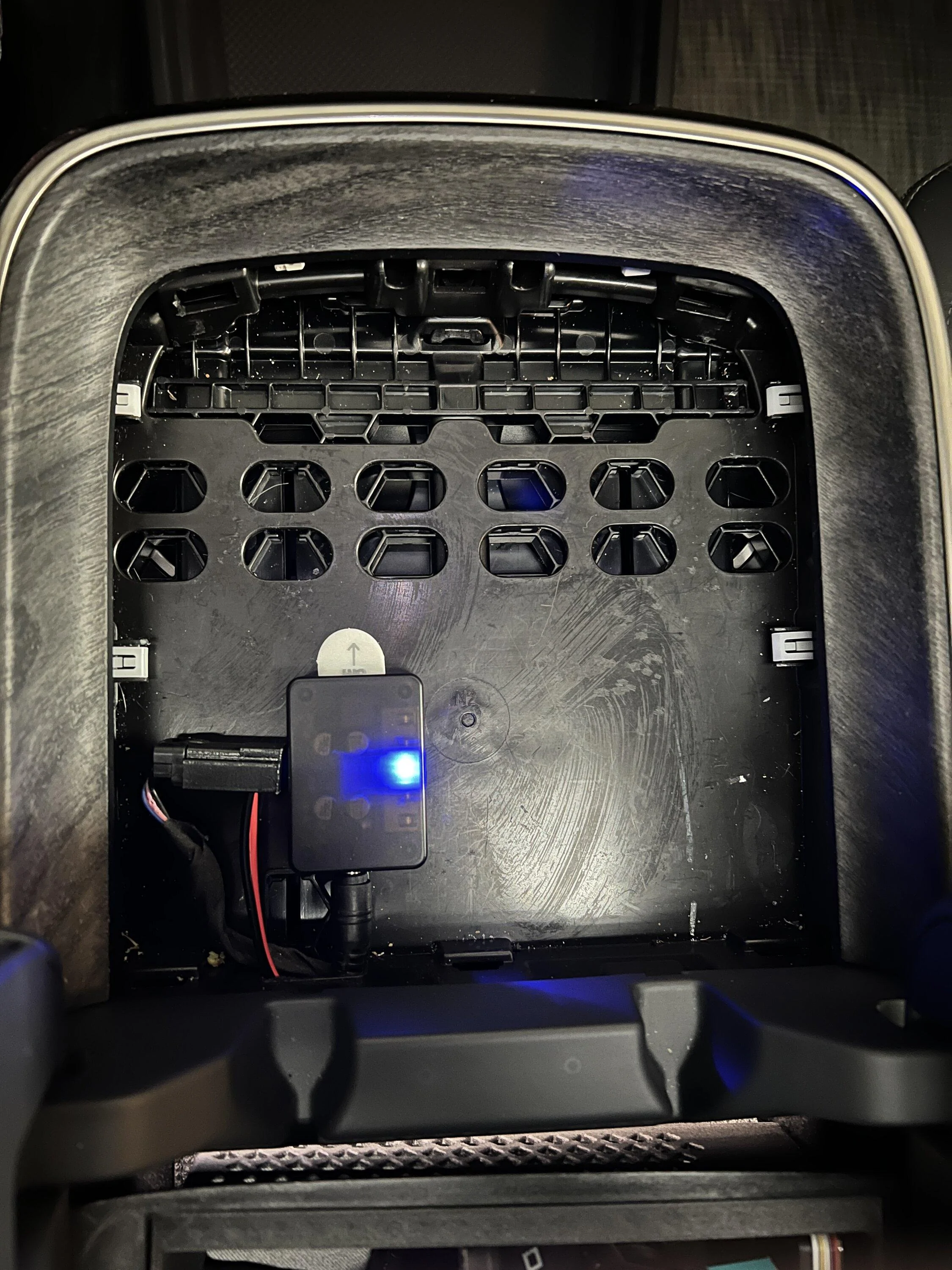Rivian R1T R1S NEW - RIVIPARTS Ultimate MagSafe Charging Pad Kit IMG_1271