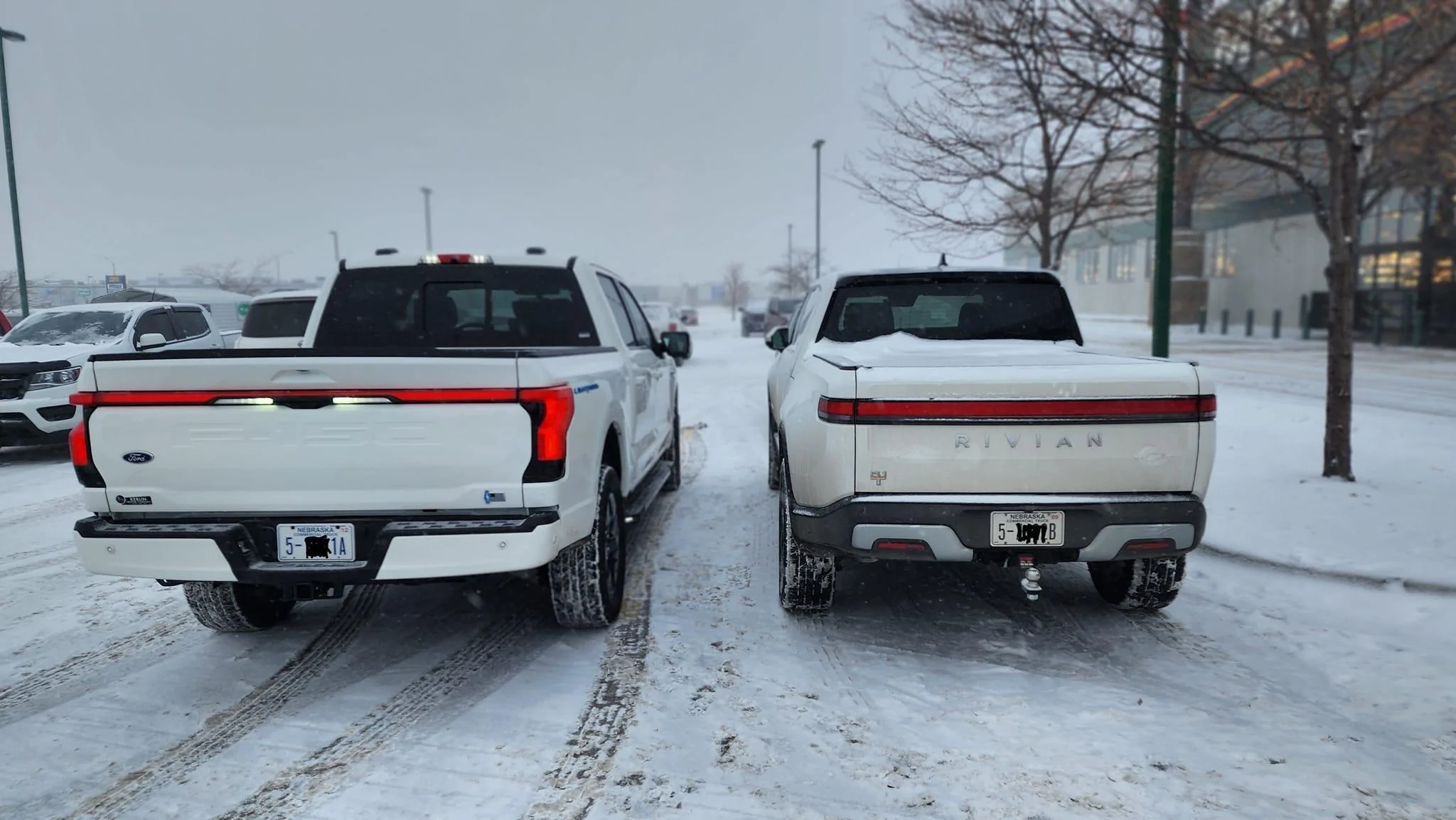 Rivian R1T R1S GLACIER WHITE R1T  Photos 325678212_1025265151764072_6583302271771595055_n