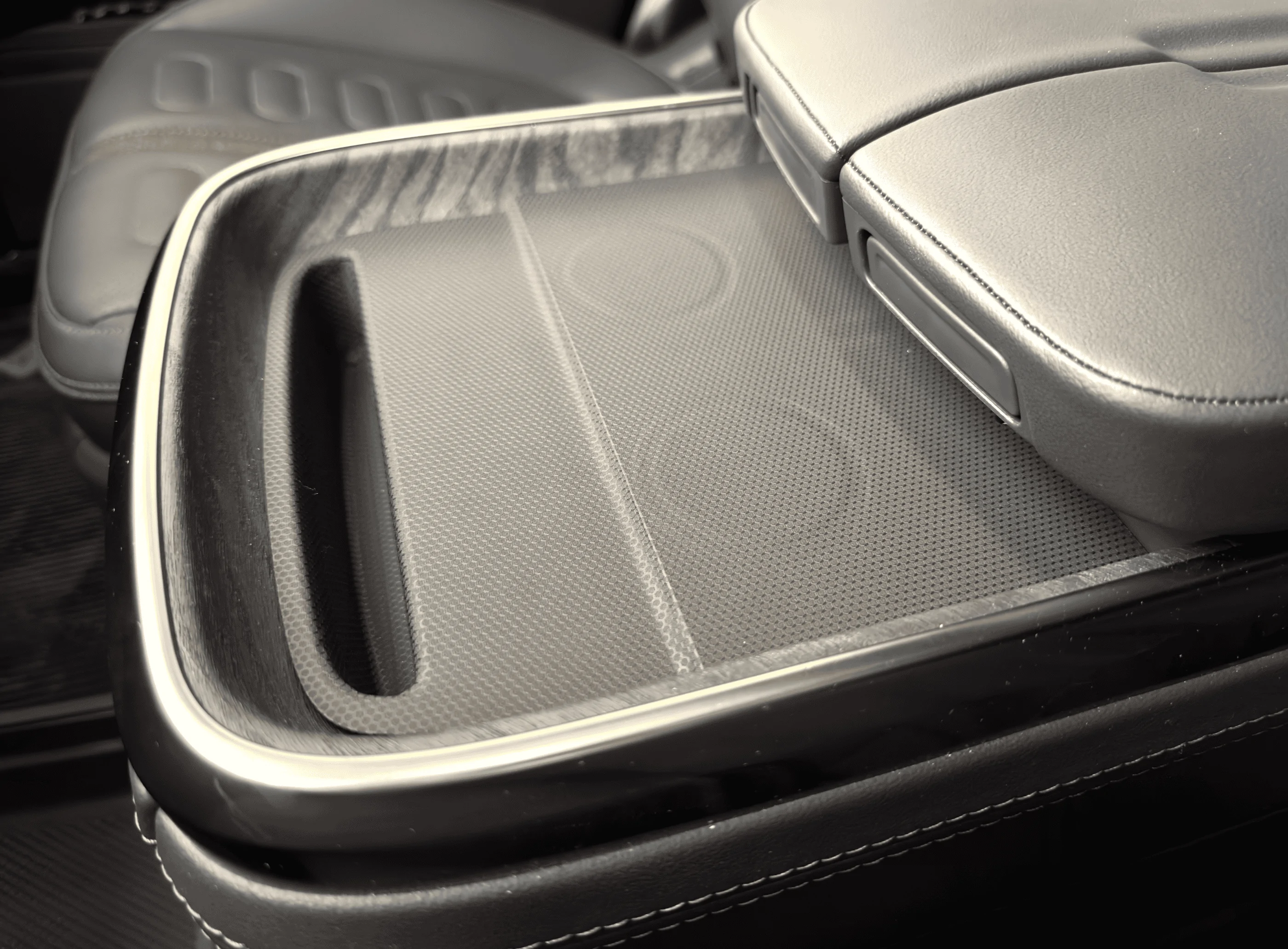 Rivian R1T R1S AdventureMat - MagSafe Charging Pad Screenshot 2023-02-01 at 16.47.53