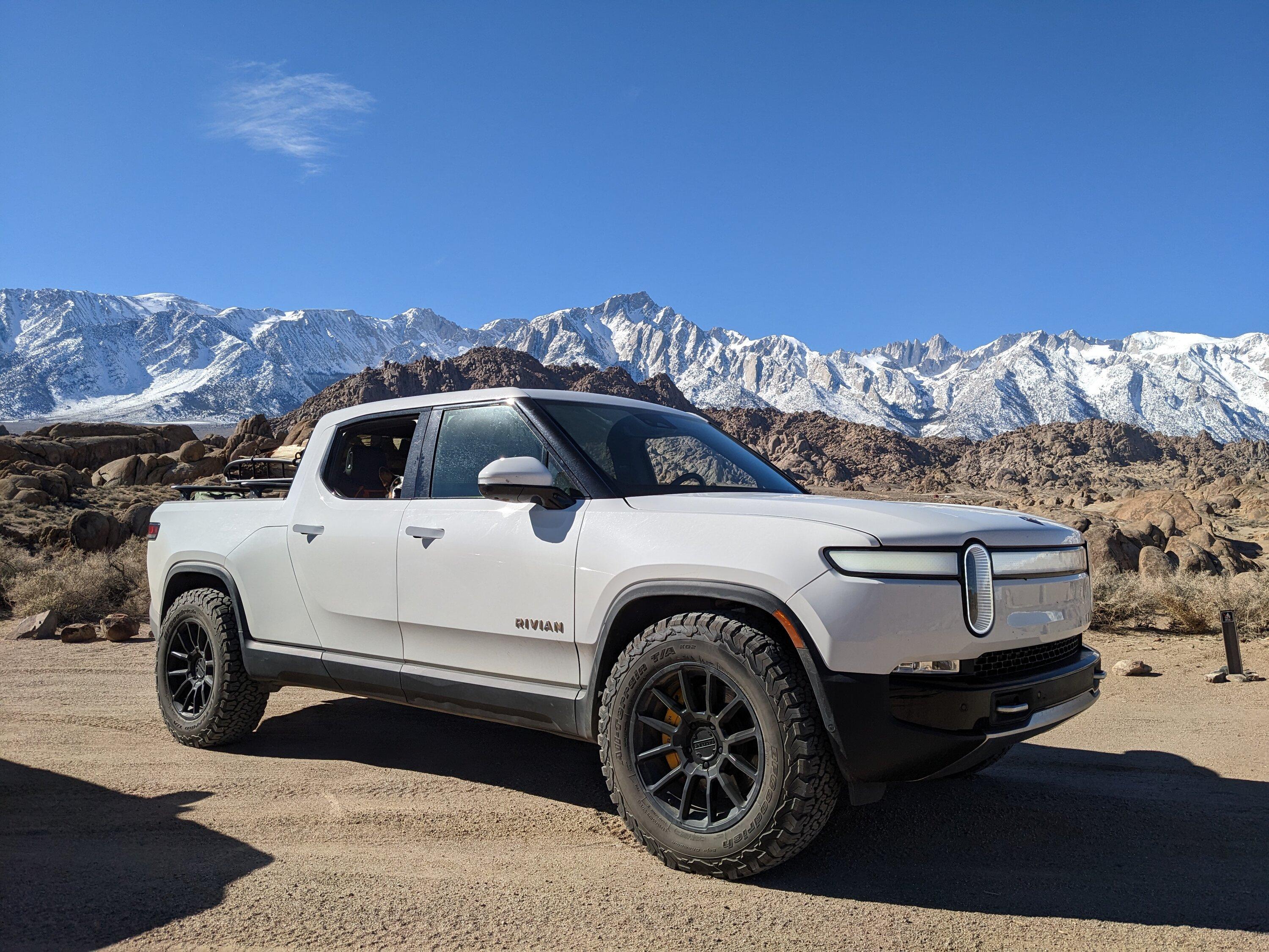 Rivian R1T R1S GLACIER WHITE R1T  Photos PXL_20230127_190457471