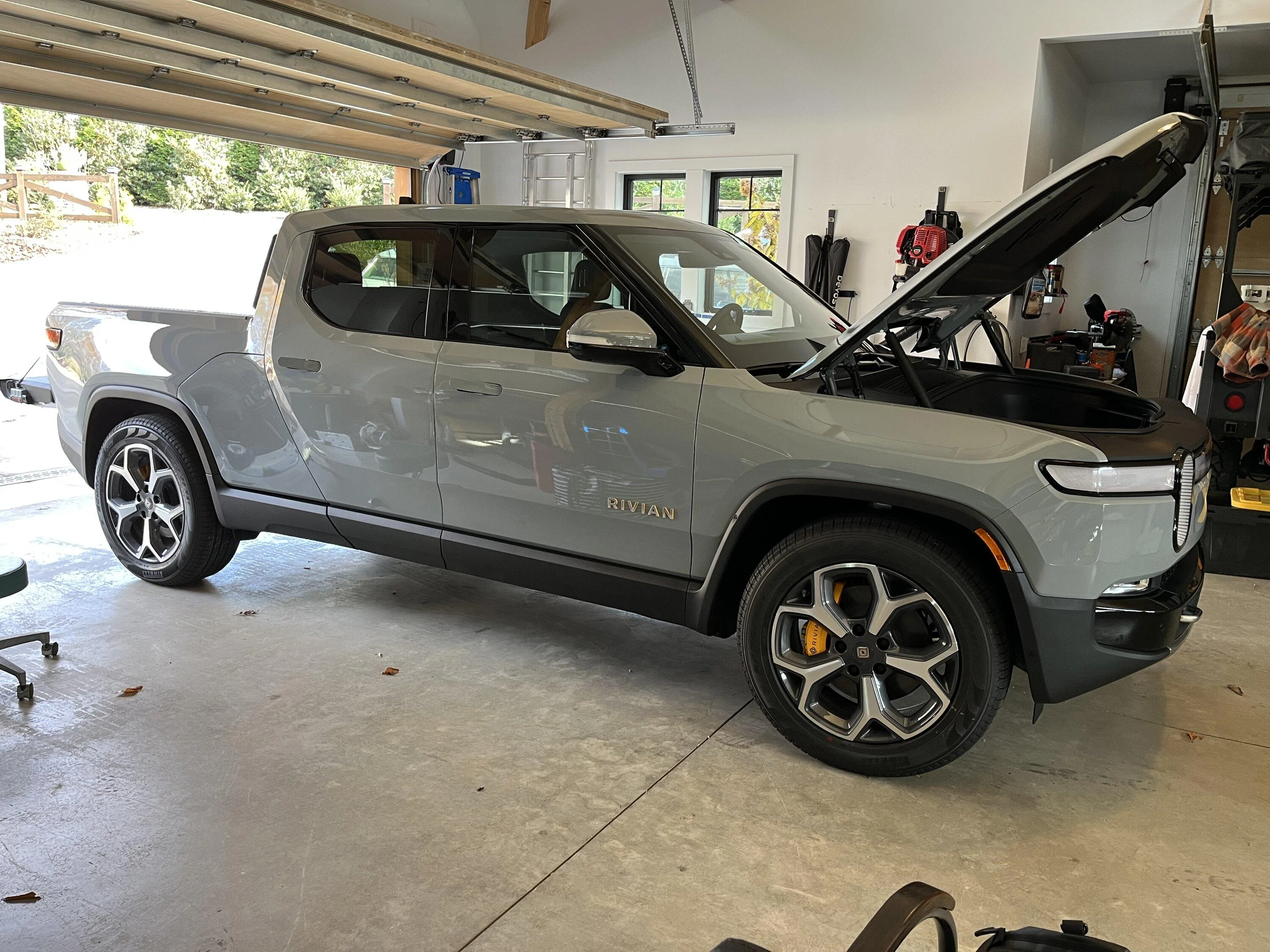 Rivian R1T R1S LIMESTONE R1T Photos 35F86A6B-DBE7-44D9-97B5-9626AF1D3C2F