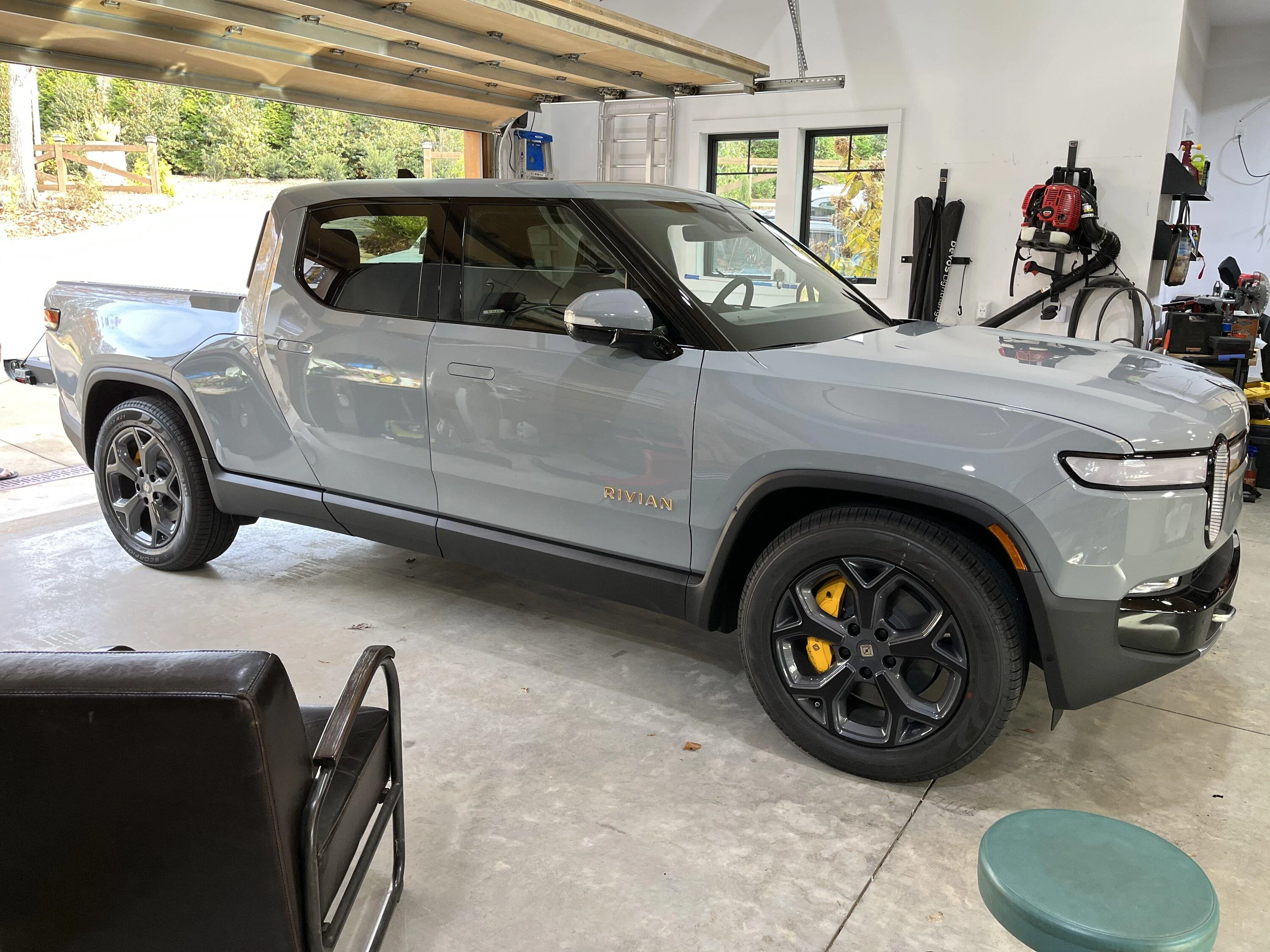 Rivian R1T R1S LIMESTONE R1T Photos 879F297F-DC16-4B18-ADAC-6D653C309481
