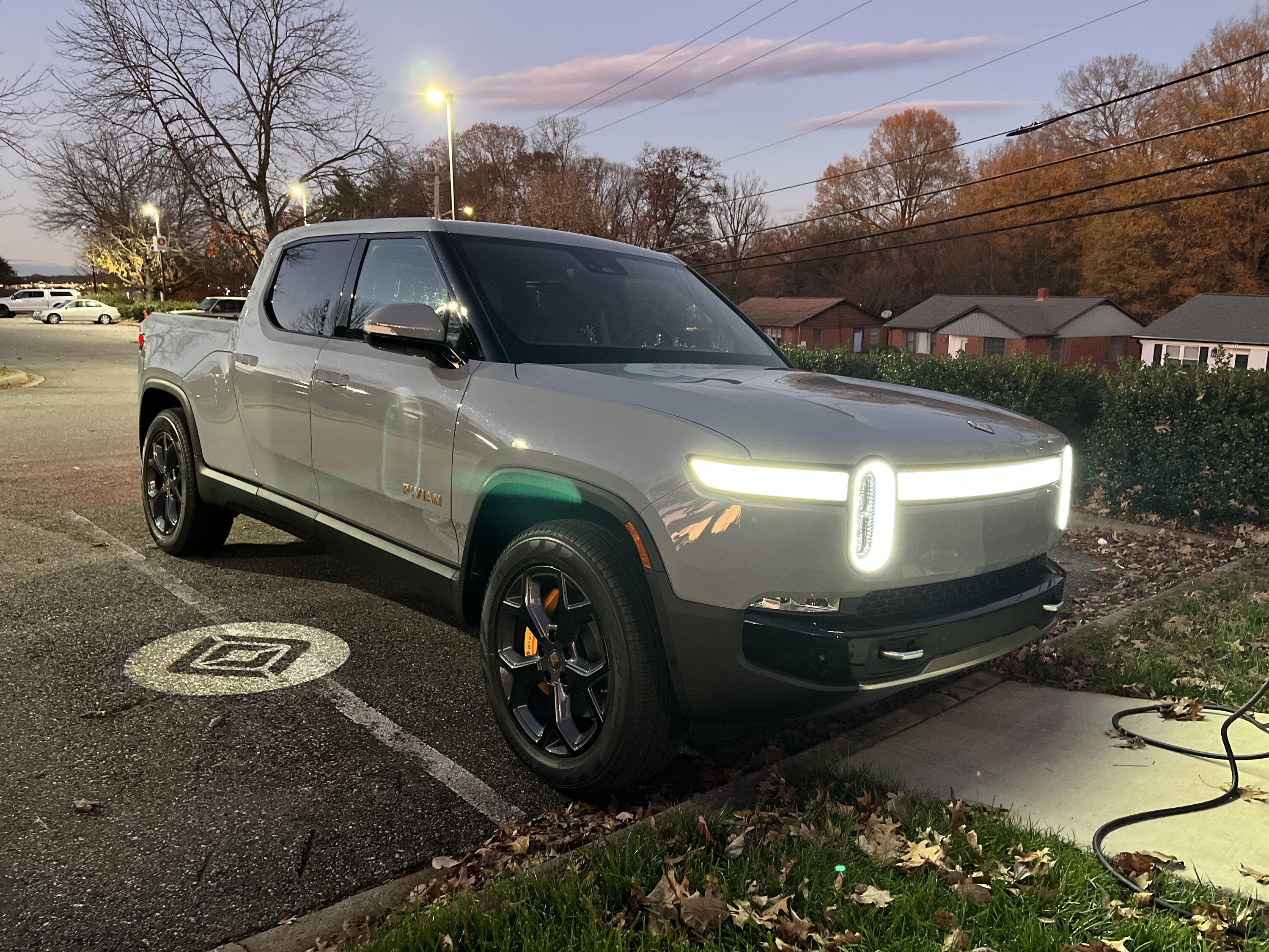 Rivian R1T R1S LIMESTONE R1T Photos B663809E-DB3E-4866-BE11-8A9657A2C1B7