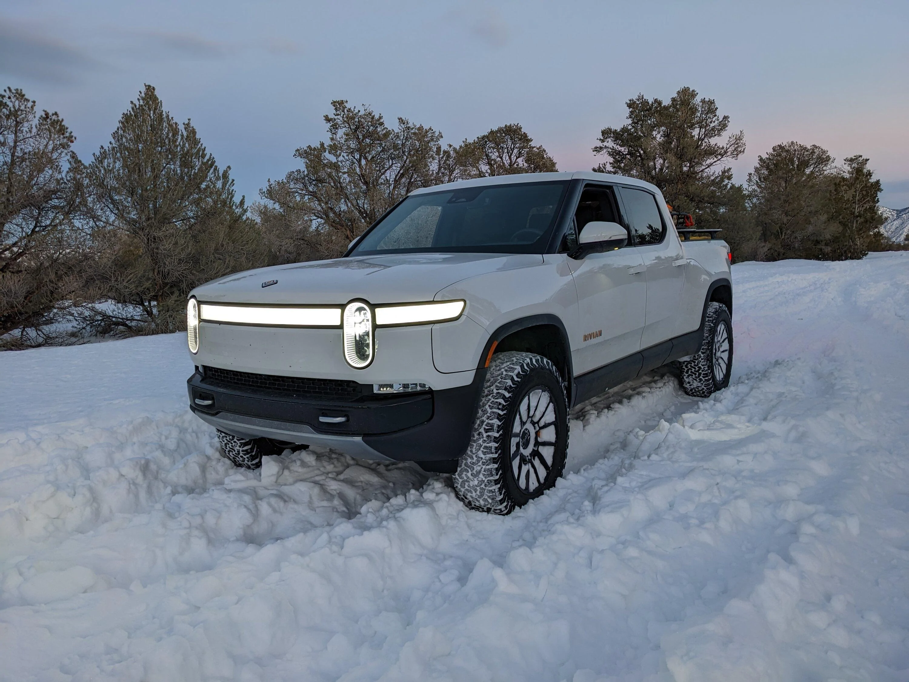 Rivian R1T R1S GLACIER WHITE R1T  Photos pxl_20230128_012533115-night-jpg