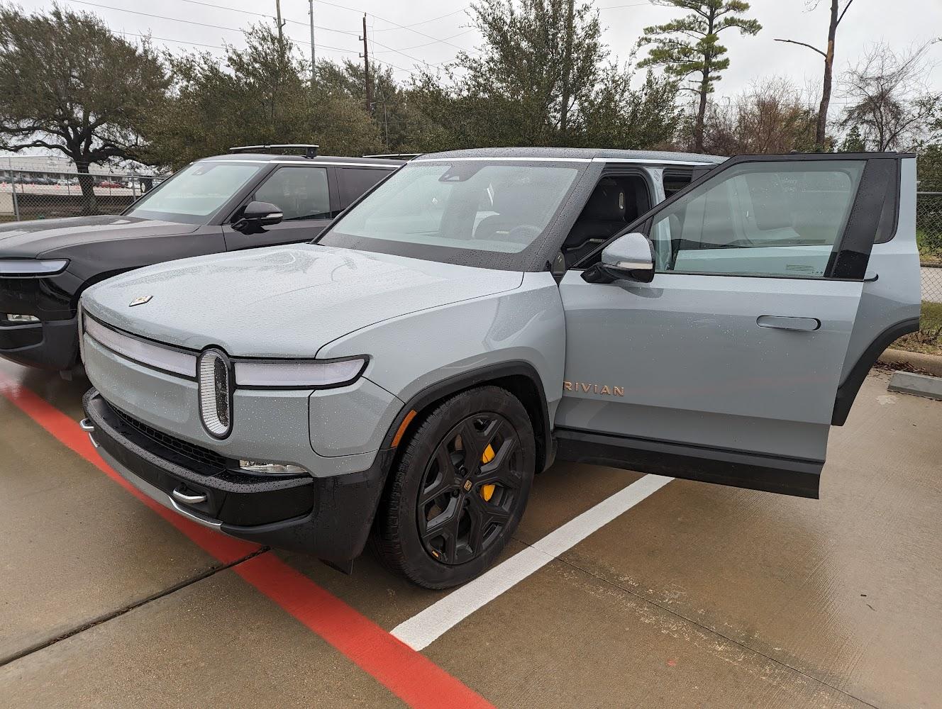 Rivian R1T R1S I did my first mile today.... H3eTaw4