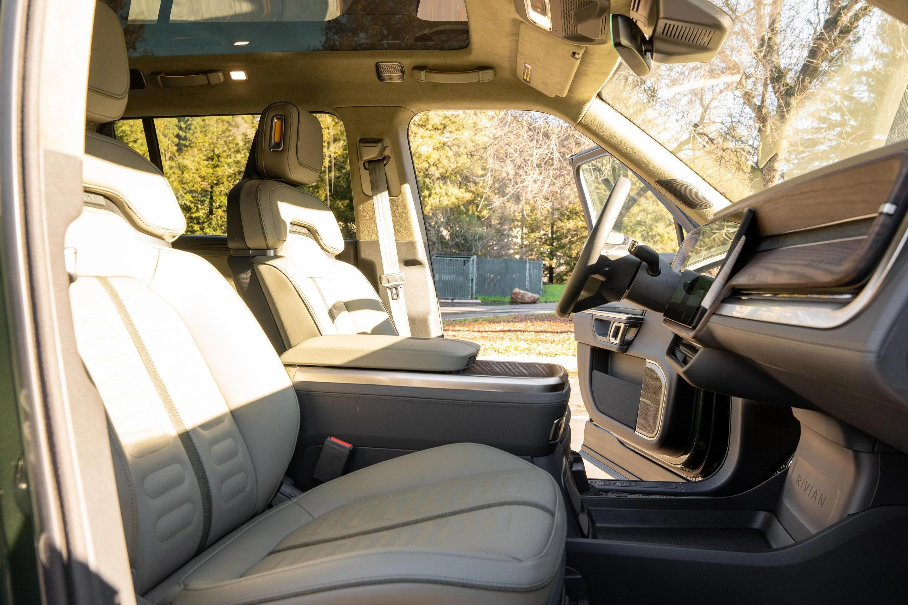 Rivian R1T R1S FOREST EDGE Rivian Interior Photos 3oQPWpOm-mmD6KerOa4-(edit)