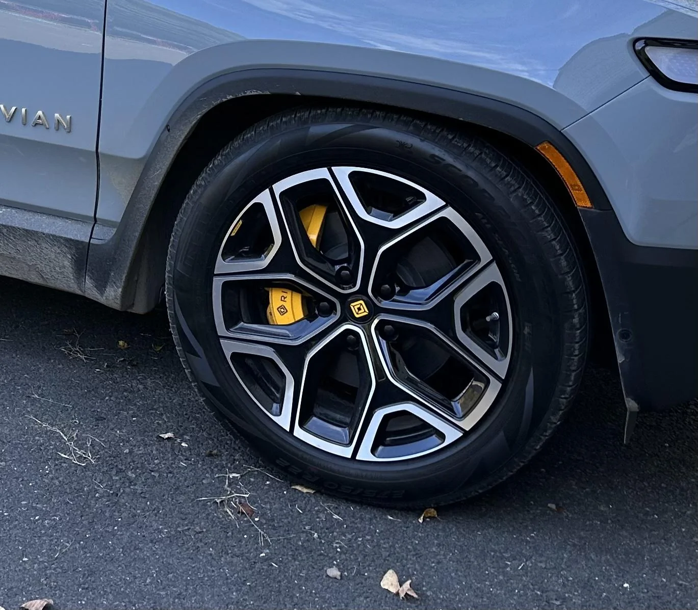 Rivian R1T R1S FS: Center Wheel Caps D2B8489C-0135-4CAF-8D94-807CACE072C7