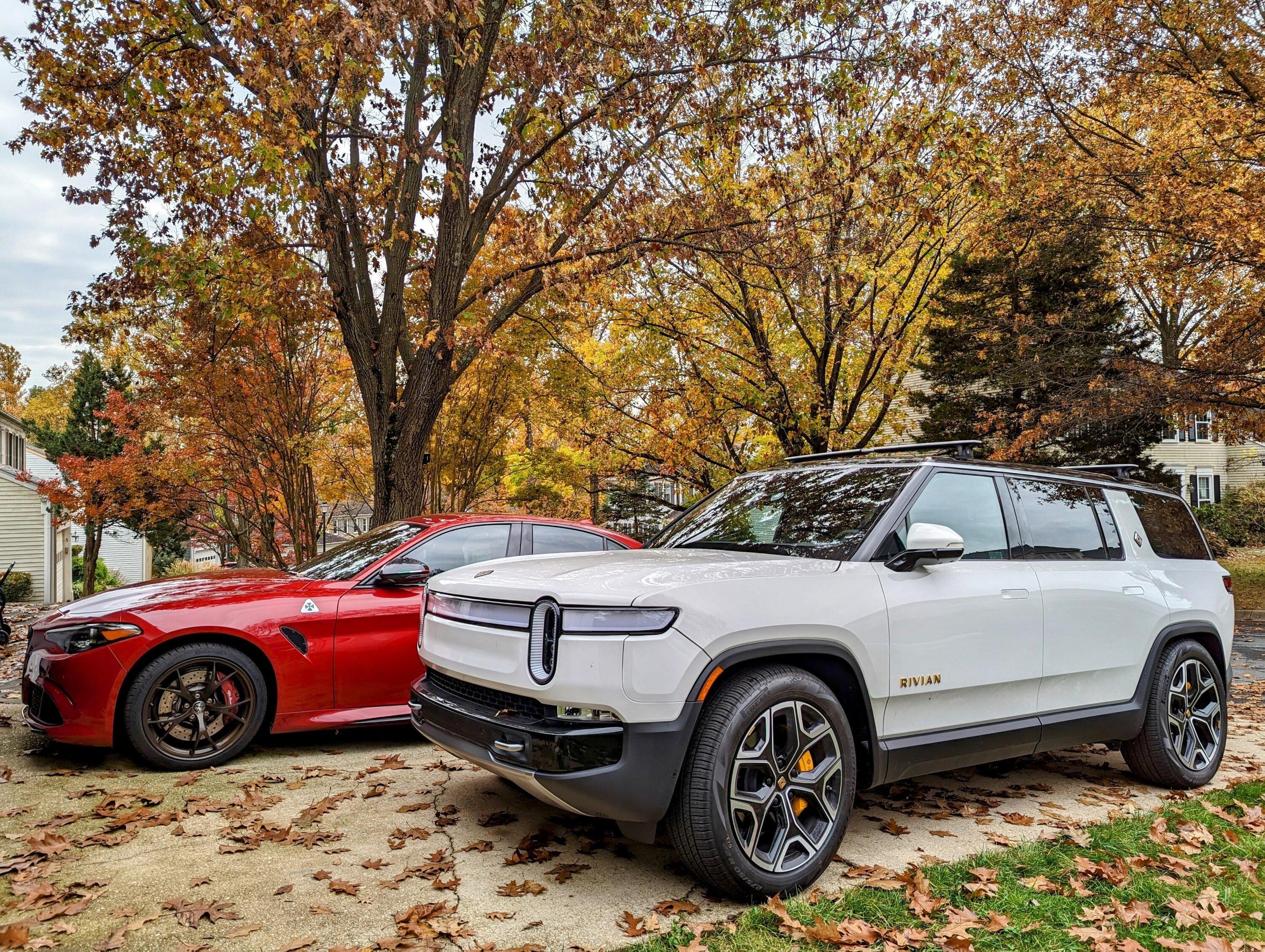 Rivian R1T R1S ? GLACIER WHITE R1S  Photos knpobm9migga1