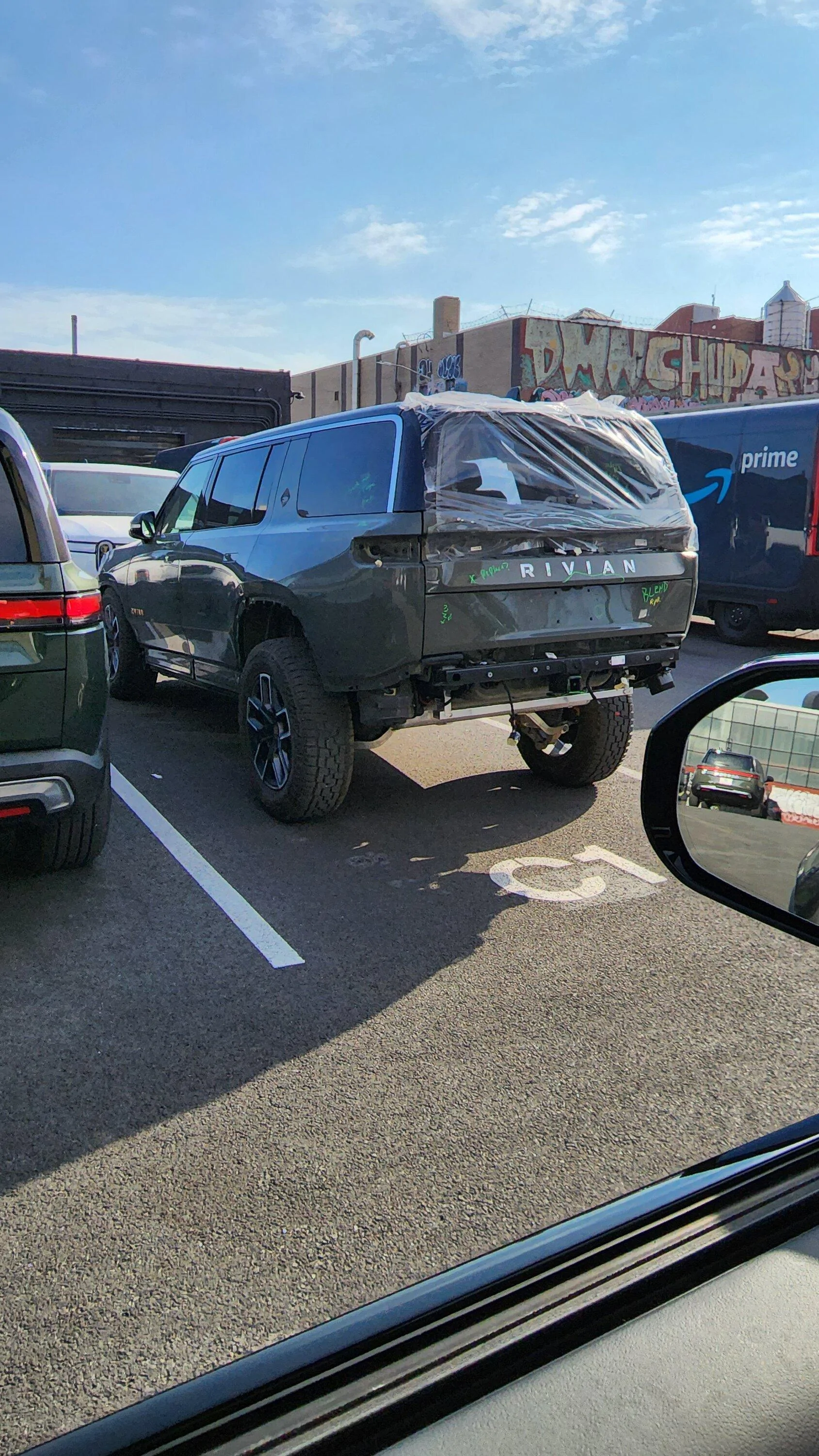 Rivian R1T R1S Saw the lakebed-mud-stuck R1S at Brooklyn Service Center 20230206_100226