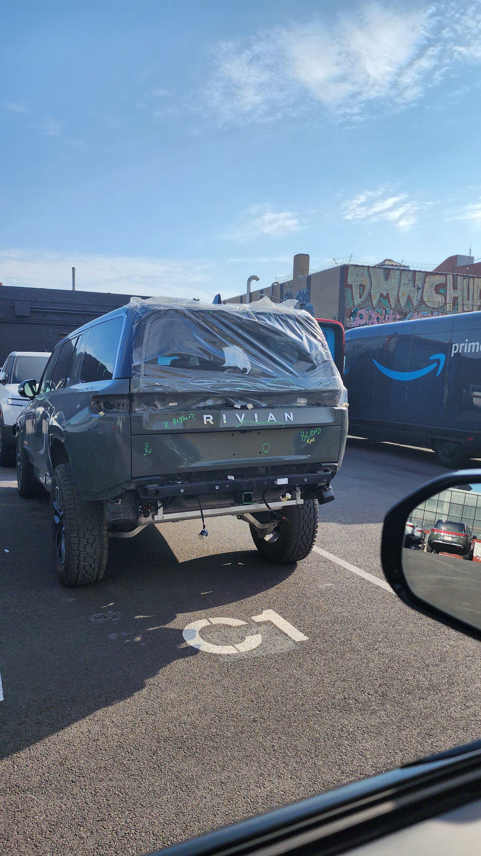 Rivian R1T R1S Saw the lakebed-mud-stuck R1S at Brooklyn Service Center 20230206_100227